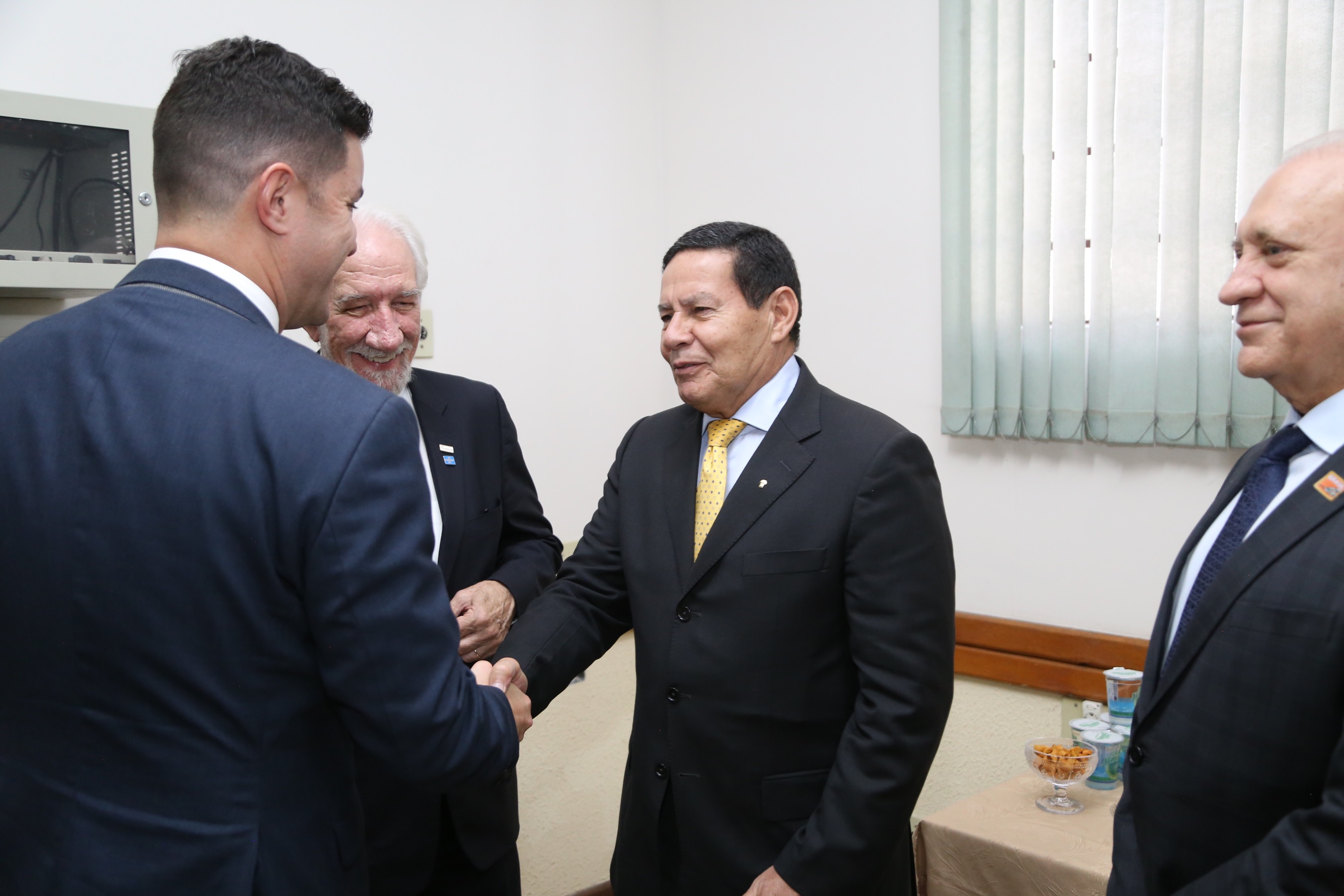 O governador Carlos Massa Ratinho Junior e o presidente em exercício Hamilton Mourão receberam nesta sexta-feira (28) a medalha Heróis da Cavalaria, da Polícia Montada Coronel Dulcídio. A condecoração foi entregue na cerimônia, em Curitiba, que comemora os 140 anos do regimento, que é a unidade mais antiga da Polícia Militar do Paraná. - Curitiba, 28/06/2019 - Foto: José Fernando Ogura/ANPr