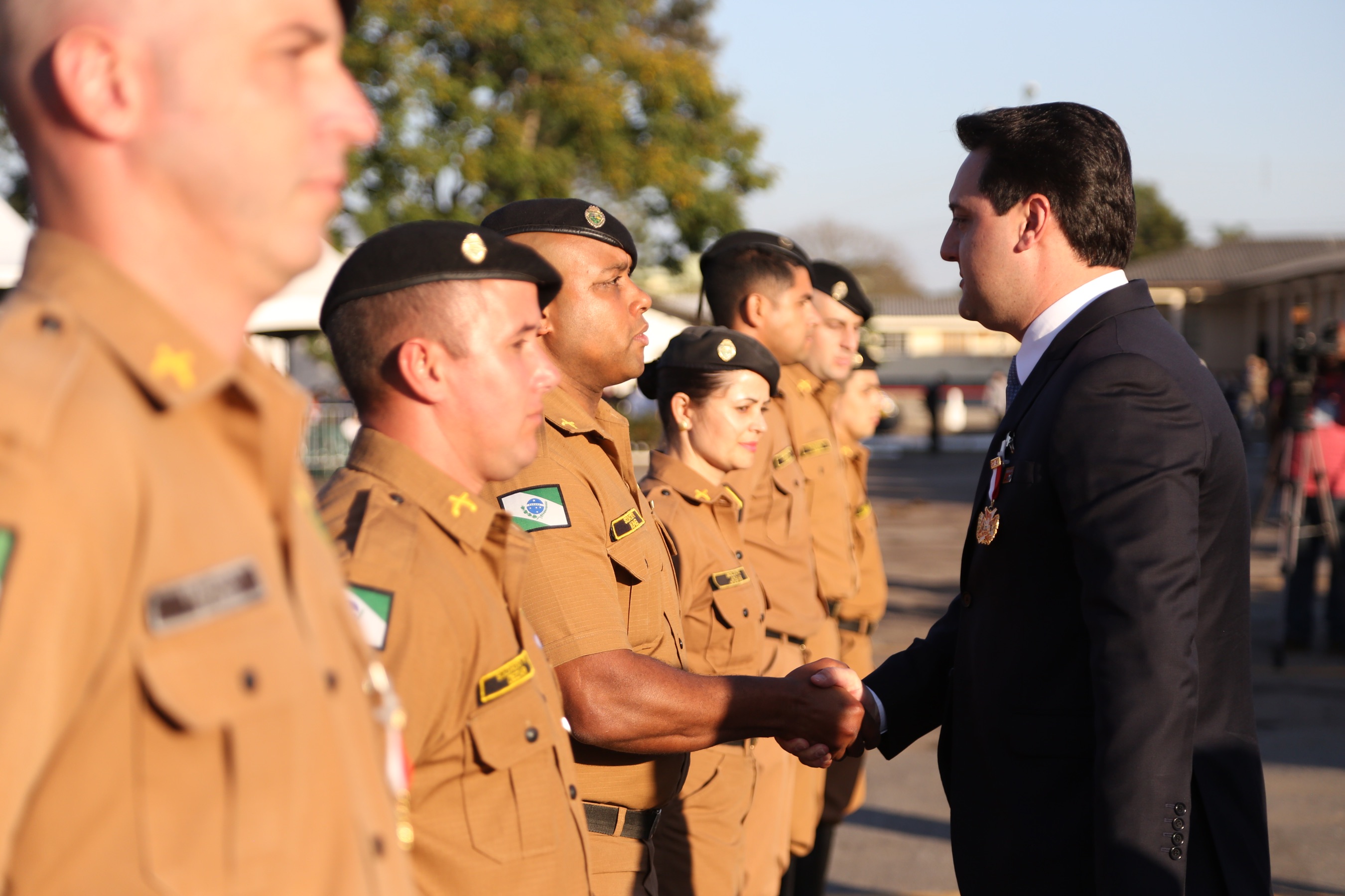 O governador Carlos Massa Ratinho Junior e o presidente em exercício Hamilton Mourão receberam nesta sexta-feira (28) a medalha Heróis da Cavalaria, da Polícia Montada Coronel Dulcídio. A condecoração foi entregue na cerimônia, em Curitiba, que comemora os 140 anos do regimento, que é a unidade mais antiga da Polícia Militar do Paraná. - Curitiba, 28/06/2019 - Foto: José Fernando Ogura/ANPr