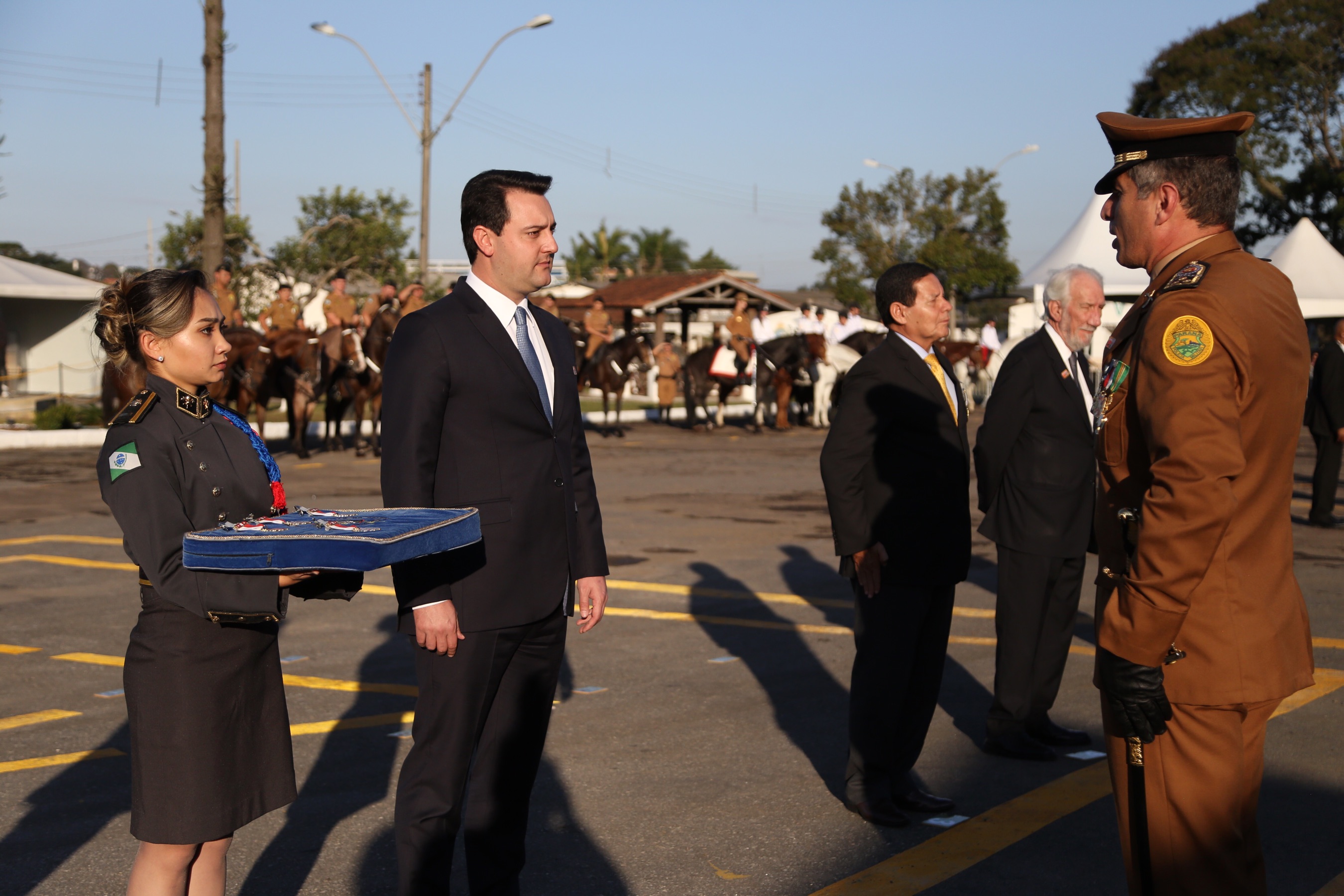 O governador Carlos Massa Ratinho Junior e o presidente em exercício Hamilton Mourão receberam nesta sexta-feira (28) a medalha Heróis da Cavalaria, da Polícia Montada Coronel Dulcídio. A condecoração foi entregue na cerimônia, em Curitiba, que comemora os 140 anos do regimento, que é a unidade mais antiga da Polícia Militar do Paraná. - Curitiba, 28/06/2019 - Foto: José Fernando Ogura/ANPr