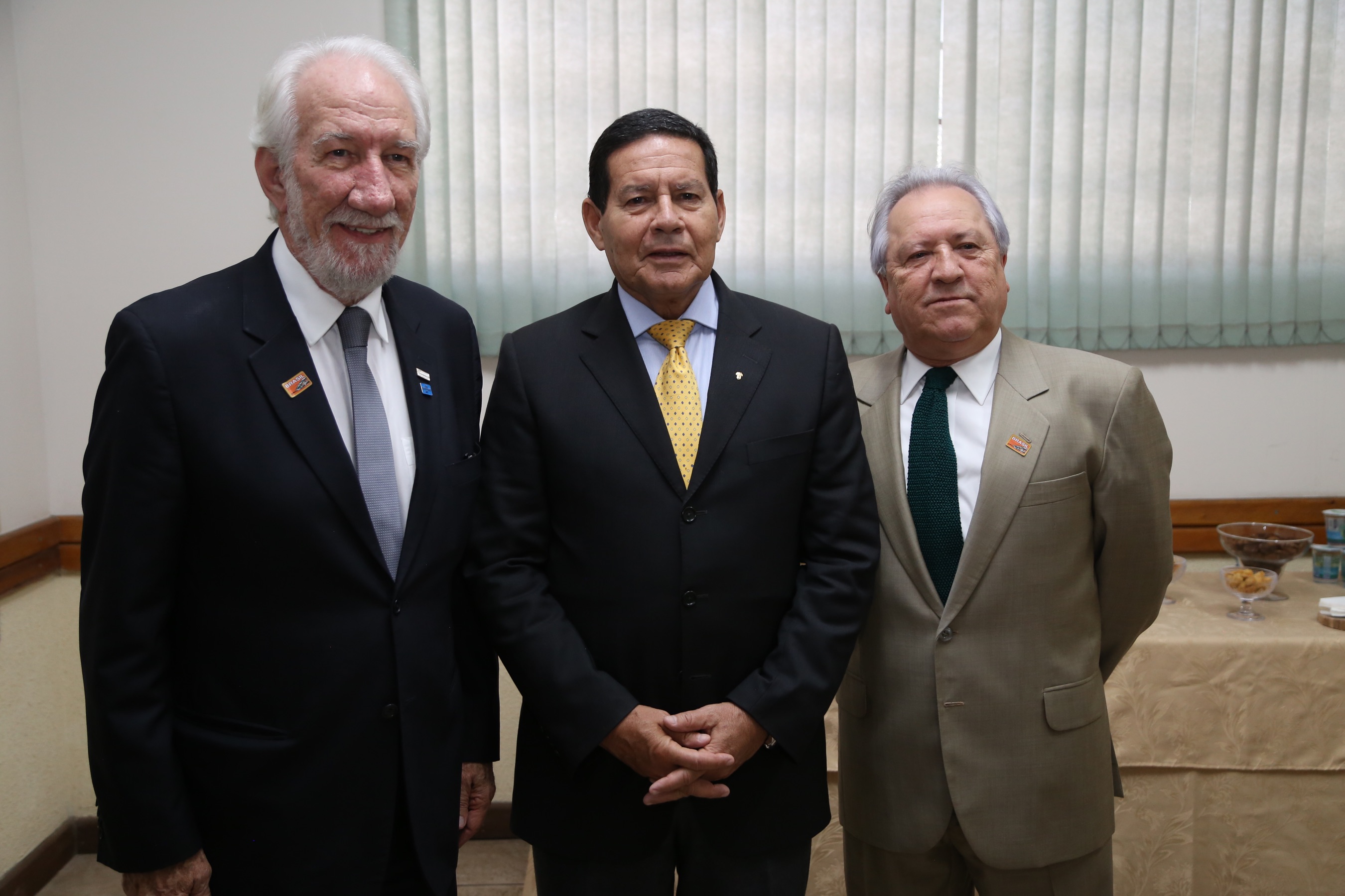 O governador Carlos Massa Ratinho Junior e o presidente em exercício Hamilton Mourão receberam nesta sexta-feira (28) a medalha Heróis da Cavalaria, da Polícia Montada Coronel Dulcídio. A condecoração foi entregue na cerimônia, em Curitiba, que comemora os 140 anos do regimento, que é a unidade mais antiga da Polícia Militar do Paraná. - Curitiba, 28/06/2019 - Foto: José Fernando Ogura/ANPr