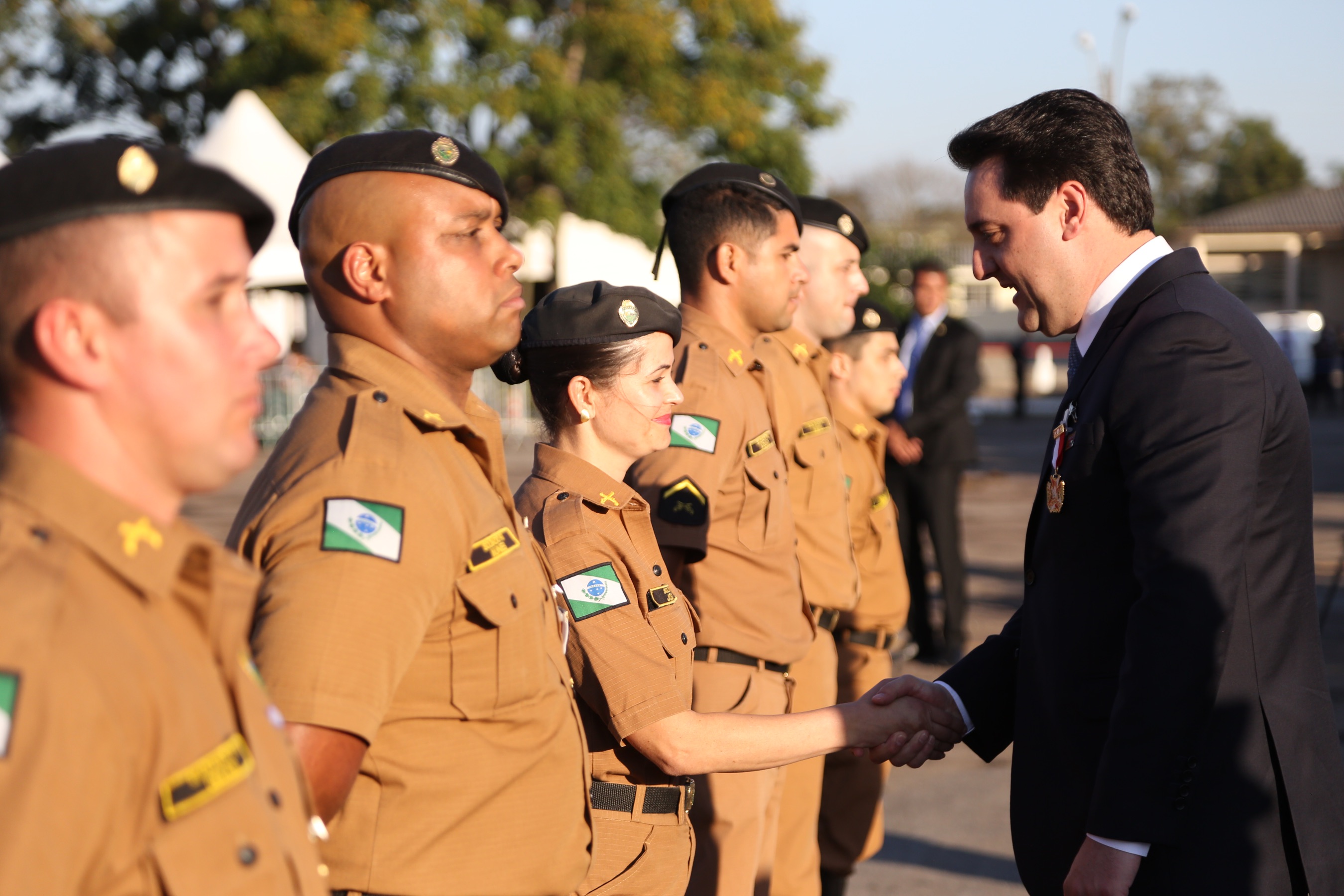O governador Carlos Massa Ratinho Junior e o presidente em exercício Hamilton Mourão receberam nesta sexta-feira (28) a medalha Heróis da Cavalaria, da Polícia Montada Coronel Dulcídio. A condecoração foi entregue na cerimônia, em Curitiba, que comemora os 140 anos do regimento, que é a unidade mais antiga da Polícia Militar do Paraná. - Curitiba, 28/06/2019 - Foto: José Fernando Ogura/ANPr