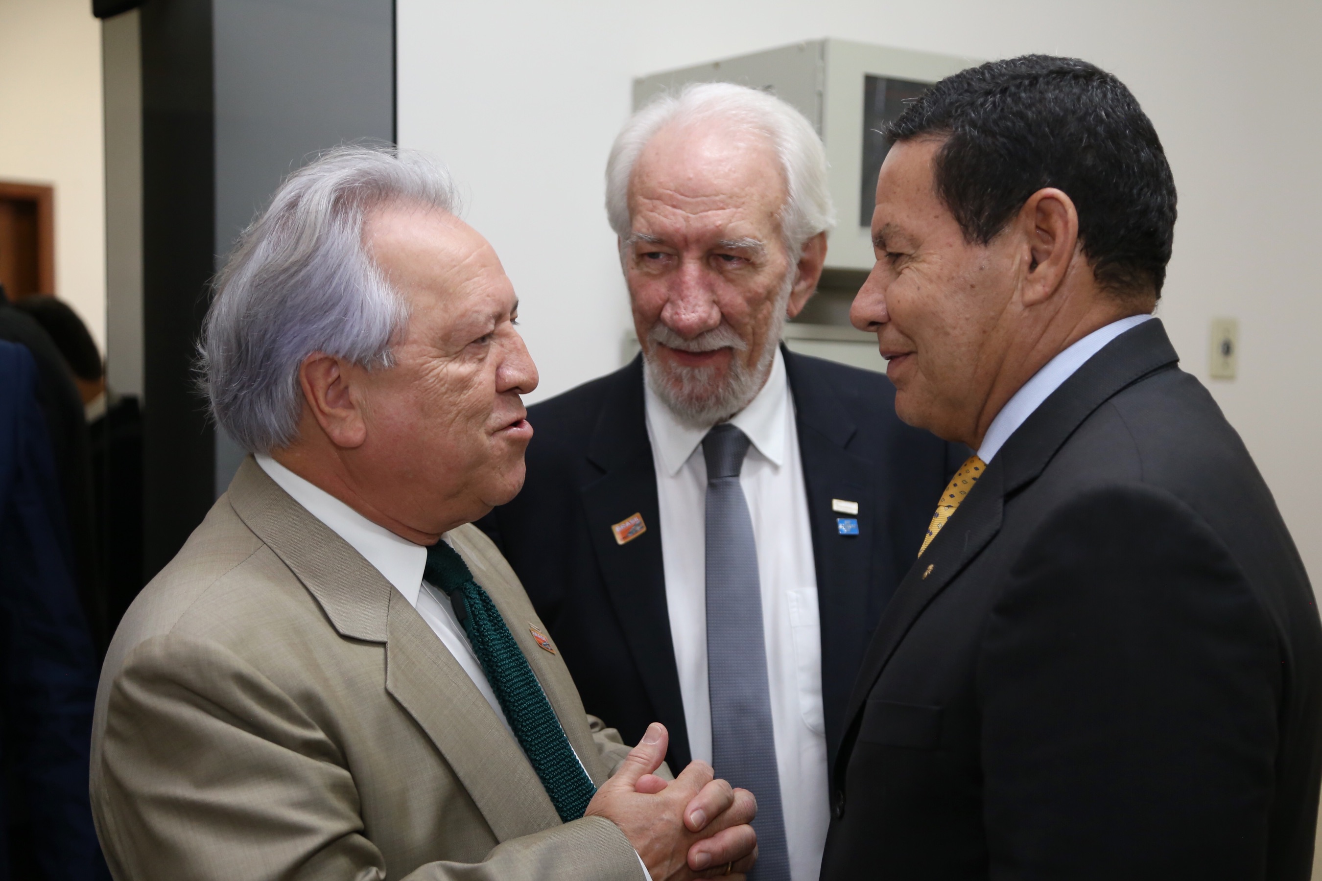O governador Carlos Massa Ratinho Junior e o presidente em exercício Hamilton Mourão receberam nesta sexta-feira (28) a medalha Heróis da Cavalaria, da Polícia Montada Coronel Dulcídio. A condecoração foi entregue na cerimônia, em Curitiba, que comemora os 140 anos do regimento, que é a unidade mais antiga da Polícia Militar do Paraná. - Curitiba, 28/06/2019 - Foto: José Fernando Ogura/ANPr