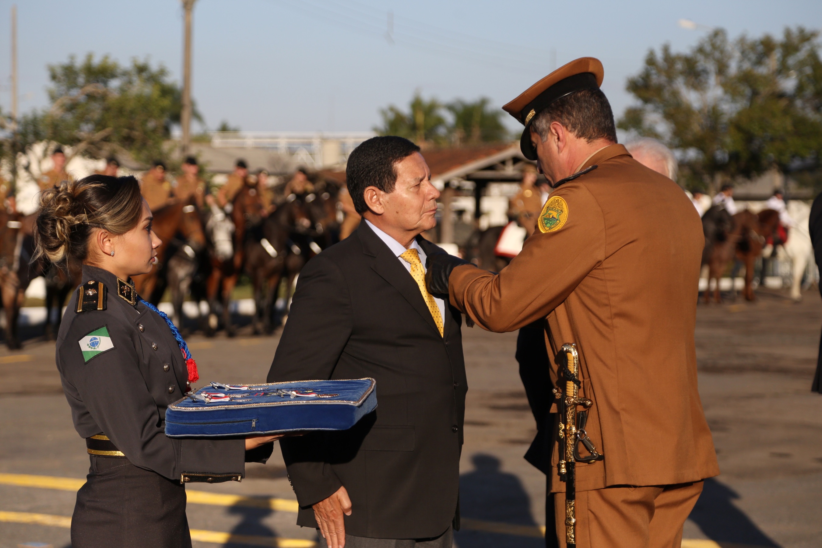 O governador Carlos Massa Ratinho Junior e o presidente em exercício Hamilton Mourão receberam nesta sexta-feira (28) a medalha Heróis da Cavalaria, da Polícia Montada Coronel Dulcídio. A condecoração foi entregue na cerimônia, em Curitiba, que comemora os 140 anos do regimento, que é a unidade mais antiga da Polícia Militar do Paraná. - Curitiba, 28/06/2019 - Foto: José Fernando Ogura/ANPr