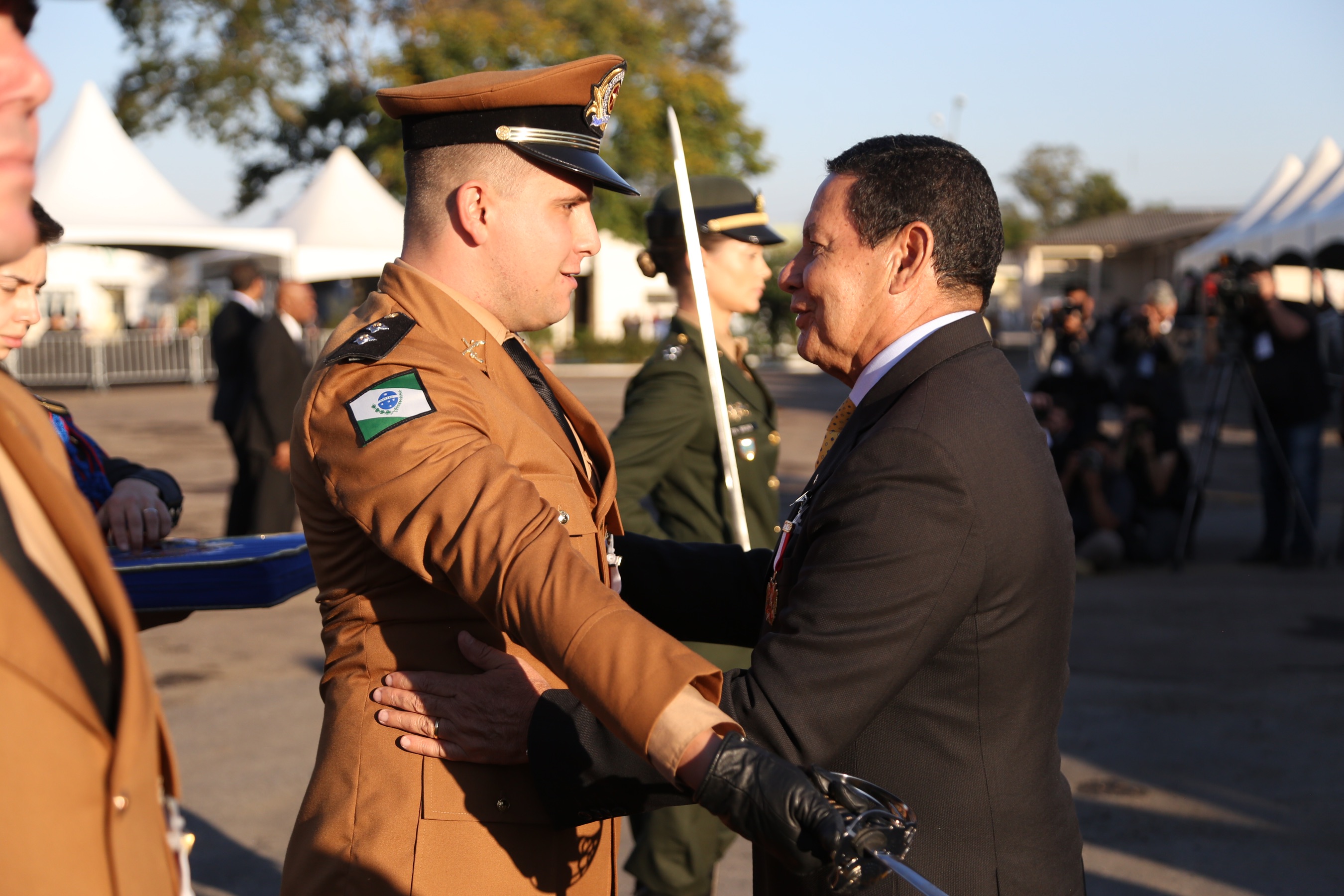 O governador Carlos Massa Ratinho Junior e o presidente em exercício Hamilton Mourão receberam nesta sexta-feira (28) a medalha Heróis da Cavalaria, da Polícia Montada Coronel Dulcídio. A condecoração foi entregue na cerimônia, em Curitiba, que comemora os 140 anos do regimento, que é a unidade mais antiga da Polícia Militar do Paraná. - Curitiba, 28/06/2019 - Foto: José Fernando Ogura/ANPr