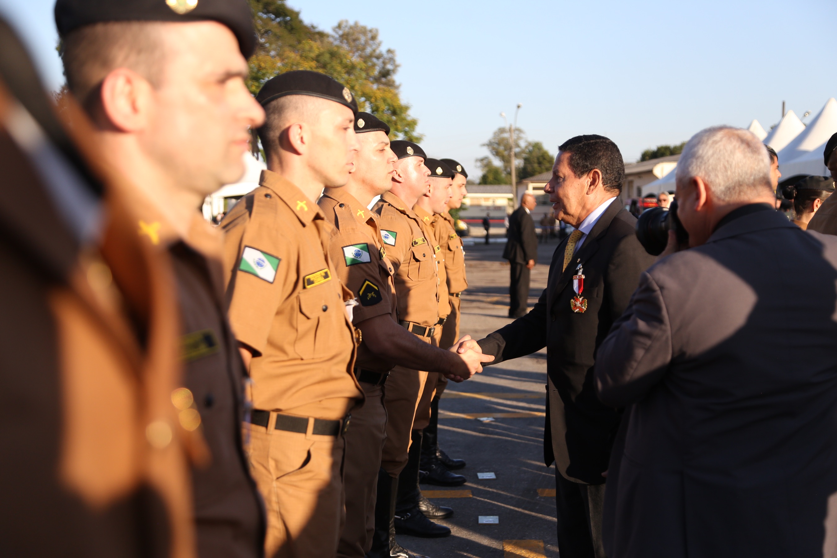O governador Carlos Massa Ratinho Junior e o presidente em exercício Hamilton Mourão receberam nesta sexta-feira (28) a medalha Heróis da Cavalaria, da Polícia Montada Coronel Dulcídio. A condecoração foi entregue na cerimônia, em Curitiba, que comemora os 140 anos do regimento, que é a unidade mais antiga da Polícia Militar do Paraná. - Curitiba, 28/06/2019 - Foto: José Fernando Ogura/ANPr