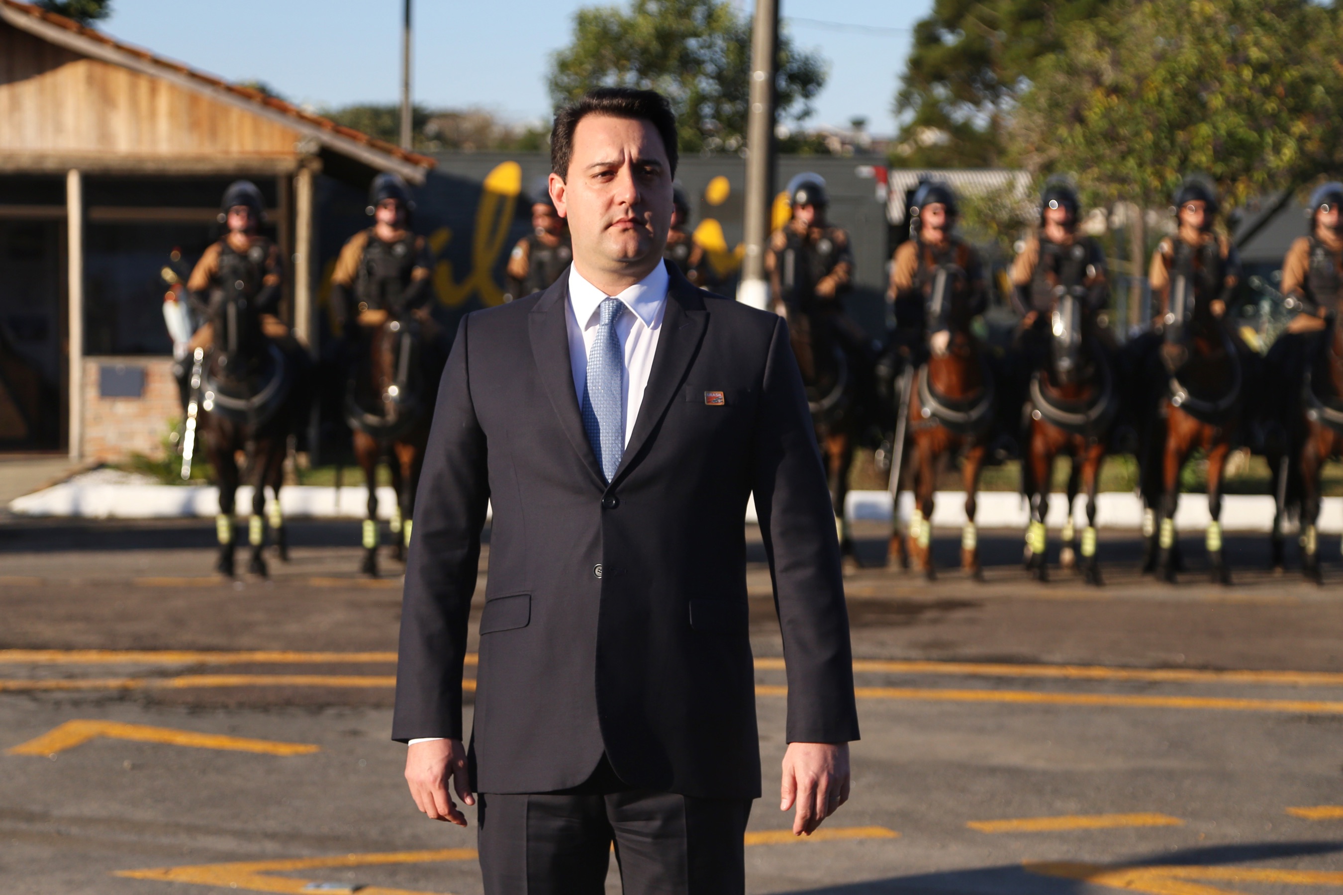 O governador Carlos Massa Ratinho Junior e o presidente em exercício Hamilton Mourão receberam nesta sexta-feira (28) a medalha Heróis da Cavalaria, da Polícia Montada Coronel Dulcídio. A condecoração foi entregue na cerimônia, em Curitiba, que comemora os 140 anos do regimento, que é a unidade mais antiga da Polícia Militar do Paraná. - Curitiba, 28/06/2019 - Foto: José Fernando Ogura/ANPr