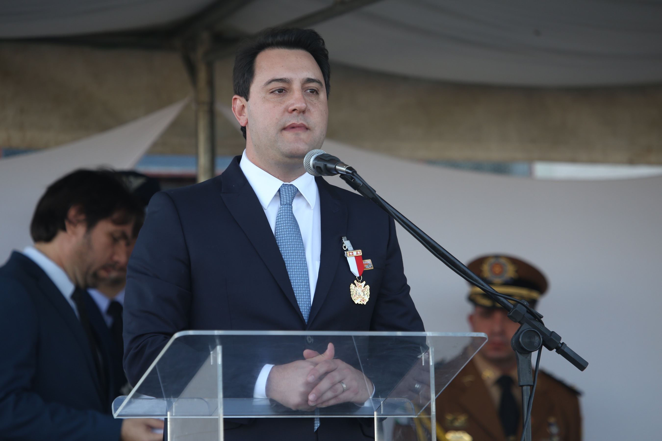 O governador Carlos Massa Ratinho Junior e o presidente em exercício Hamilton Mourão receberam nesta sexta-feira (28) a medalha Heróis da Cavalaria, da Polícia Montada Coronel Dulcídio. A condecoração foi entregue na cerimônia, em Curitiba, que comemora os 140 anos do regimento, que é a unidade mais antiga da Polícia Militar do Paraná. - Curitiba, 28/06/2019 - Foto: José Fernando Ogura/ANPr