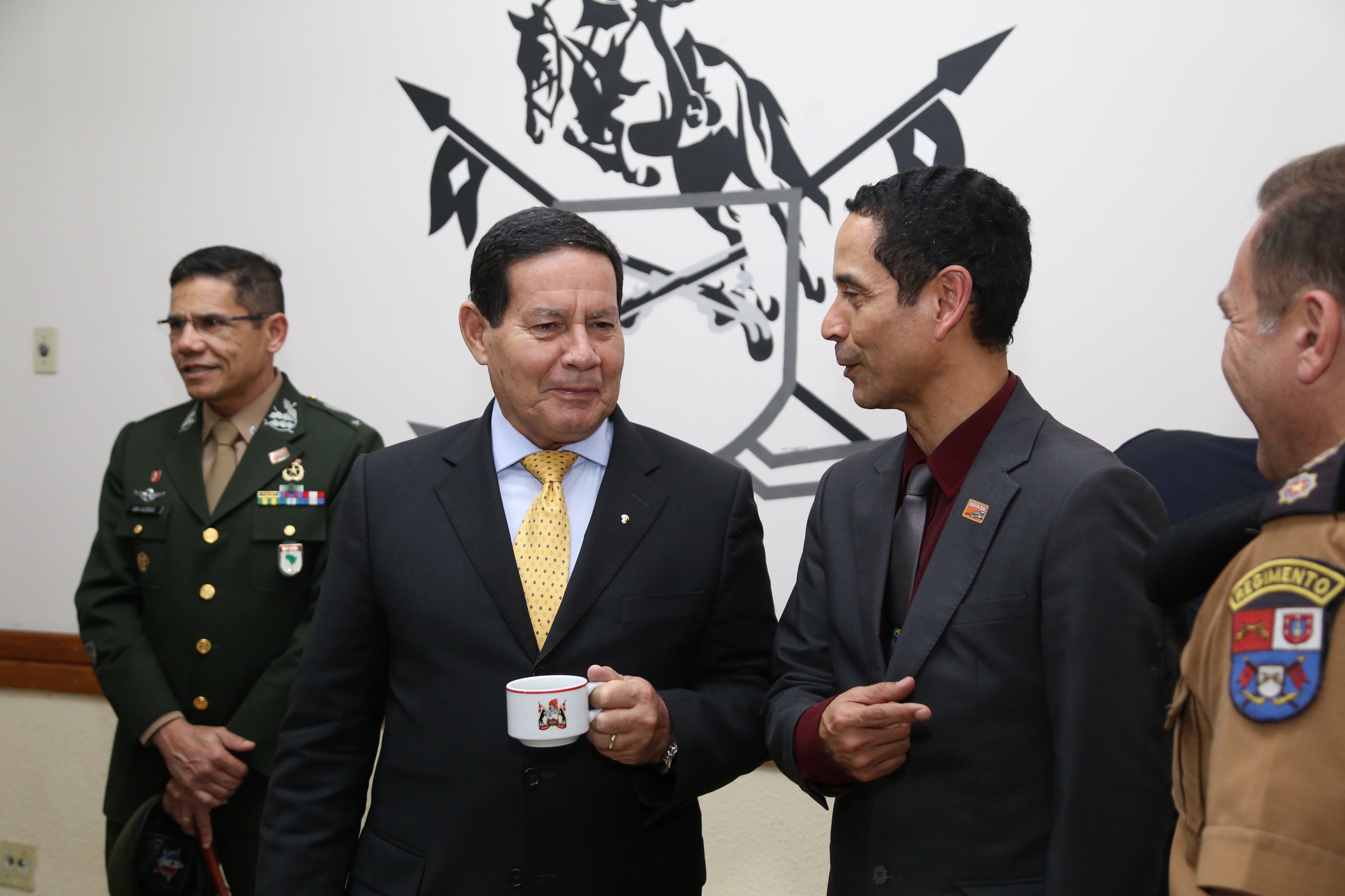 O governador Carlos Massa Ratinho Junior e o presidente em exercício Hamilton Mourão receberam nesta sexta-feira (28) a medalha Heróis da Cavalaria, da Polícia Montada Coronel Dulcídio. A condecoração foi entregue na cerimônia, em Curitiba, que comemora os 140 anos do regimento, que é a unidade mais antiga da Polícia Militar do Paraná. - Curitiba, 28/06/2019 - Foto: José Fernando Ogura/ANPr