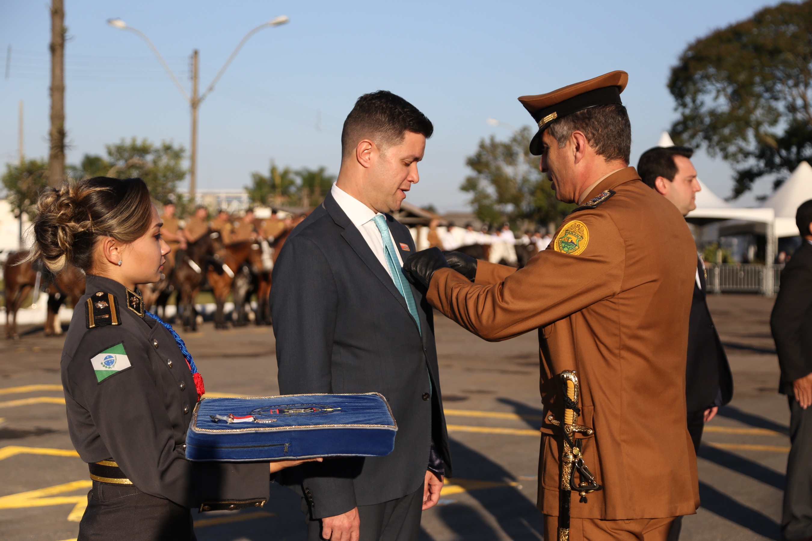O governador Carlos Massa Ratinho Junior e o presidente em exercício Hamilton Mourão receberam nesta sexta-feira (28) a medalha Heróis da Cavalaria, da Polícia Montada Coronel Dulcídio. A condecoração foi entregue na cerimônia, em Curitiba, que comemora os 140 anos do regimento, que é a unidade mais antiga da Polícia Militar do Paraná. - Curitiba, 28/06/2019 - Foto: José Fernando Ogura/ANPr