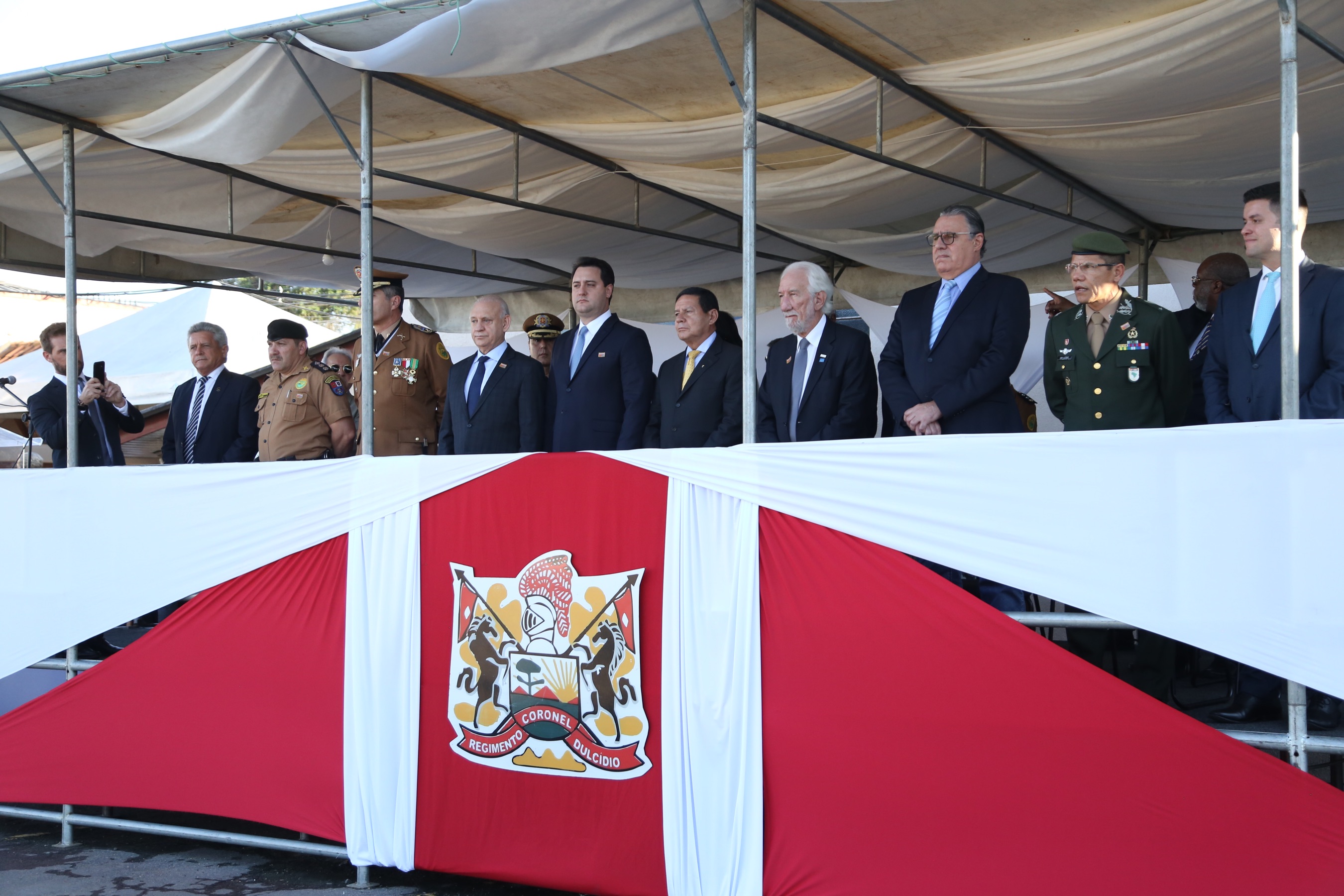 O governador Carlos Massa Ratinho Junior e o presidente em exercício Hamilton Mourão receberam nesta sexta-feira (28) a medalha Heróis da Cavalaria, da Polícia Montada Coronel Dulcídio. A condecoração foi entregue na cerimônia, em Curitiba, que comemora os 140 anos do regimento, que é a unidade mais antiga da Polícia Militar do Paraná. - Curitiba, 28/06/2019 - Foto: José Fernando Ogura/ANPr