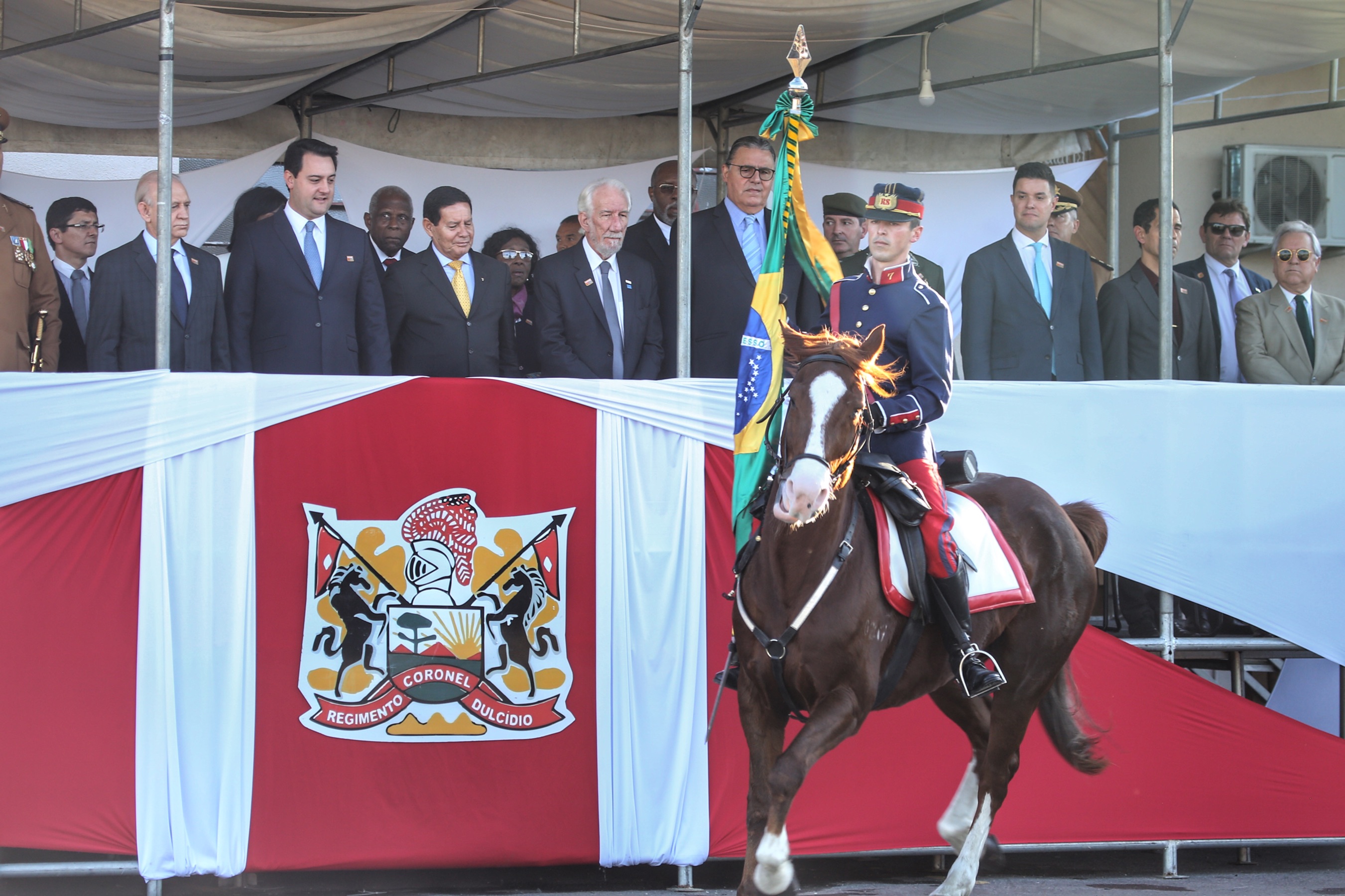 O governador Carlos Massa Ratinho Junior e o presidente em exercício Hamilton Mourão receberam nesta sexta-feira (28) a medalha Heróis da Cavalaria, da Polícia Montada Coronel Dulcídio. A condecoração foi entregue na cerimônia, em Curitiba, que comemora os 140 anos do regimento, que é a unidade mais antiga da Polícia Militar do Paraná. - Curitiba, 28/06/2019 - Foto: José Fernando Ogura/ANPr