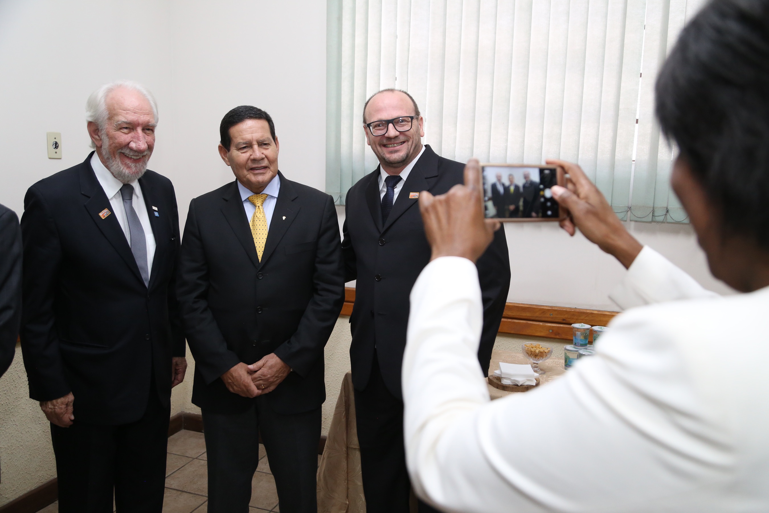 O governador Carlos Massa Ratinho Junior e o presidente em exercício Hamilton Mourão receberam nesta sexta-feira (28) a medalha Heróis da Cavalaria, da Polícia Montada Coronel Dulcídio. A condecoração foi entregue na cerimônia, em Curitiba, que comemora os 140 anos do regimento, que é a unidade mais antiga da Polícia Militar do Paraná. - Curitiba, 28/06/2019 - Foto: José Fernando Ogura/ANPr
