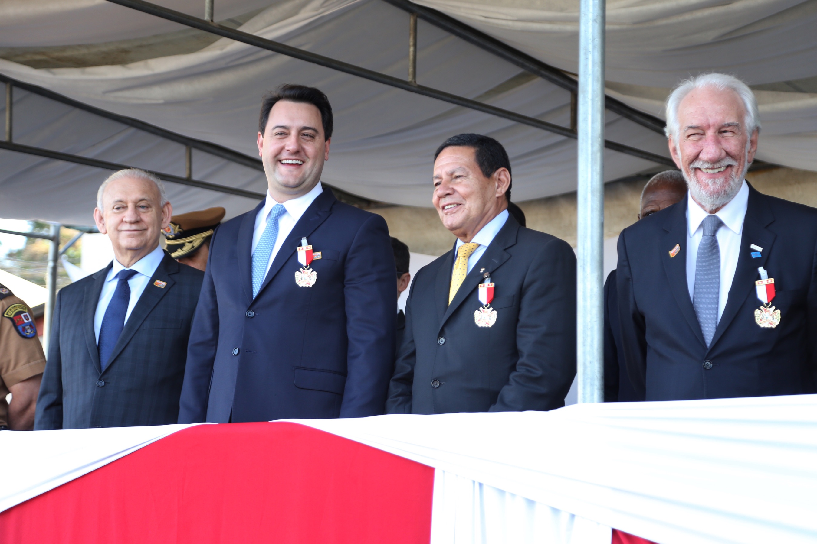 O governador Carlos Massa Ratinho Junior e o presidente em exercício Hamilton Mourão receberam nesta sexta-feira (28) a medalha Heróis da Cavalaria, da Polícia Montada Coronel Dulcídio. A condecoração foi entregue na cerimônia, em Curitiba, que comemora os 140 anos do regimento, que é a unidade mais antiga da Polícia Militar do Paraná. - Curitiba, 28/06/2019 - Foto: José Fernando Ogura/ANPr