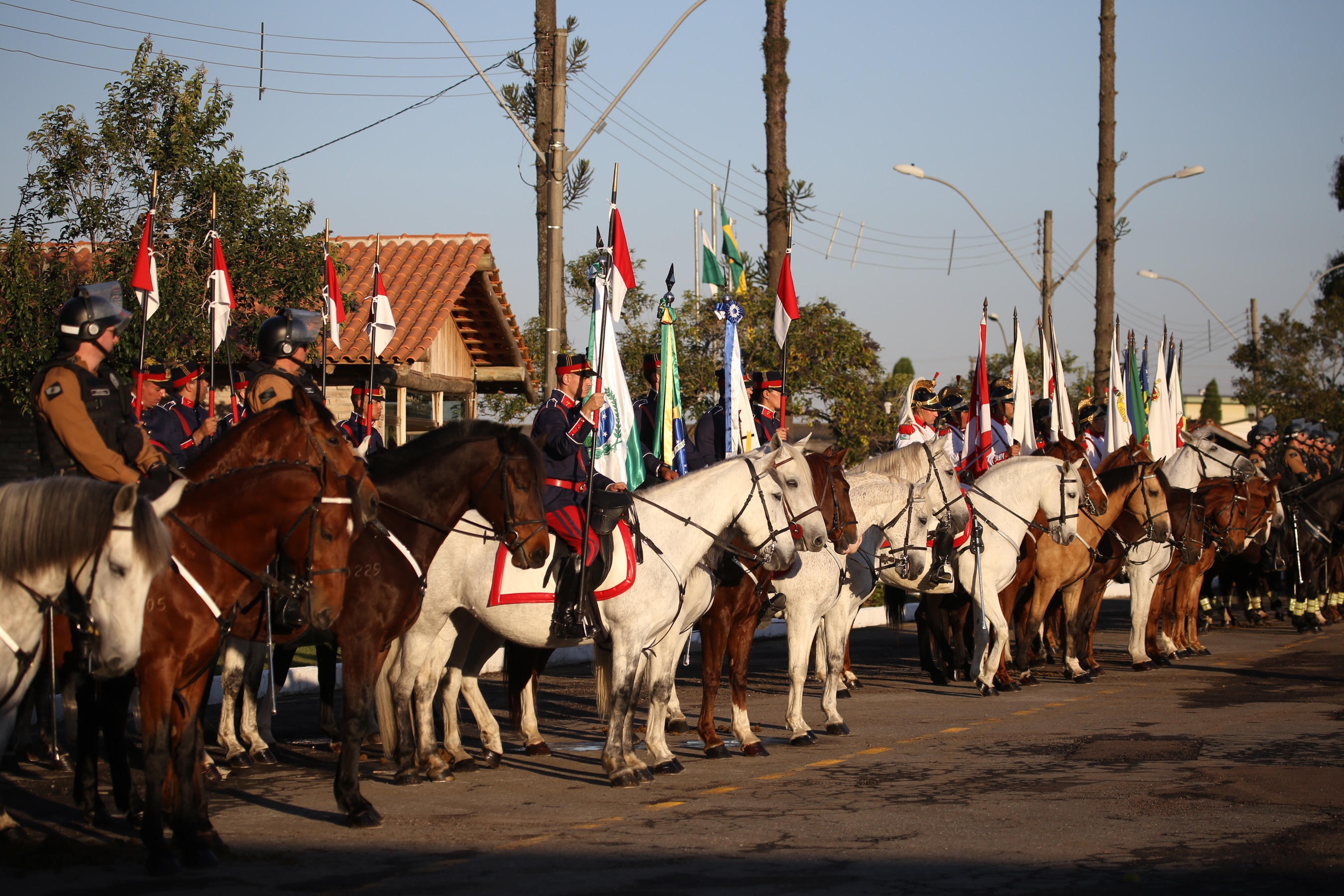 O governador Carlos Massa Ratinho Junior e o presidente em exercício Hamilton Mourão receberam nesta sexta-feira (28) a medalha Heróis da Cavalaria, da Polícia Montada Coronel Dulcídio. A condecoração foi entregue na cerimônia, em Curitiba, que comemora os 140 anos do regimento, que é a unidade mais antiga da Polícia Militar do Paraná. - Curitiba, 28/06/2019 - Foto: José Fernando Ogura/ANPr