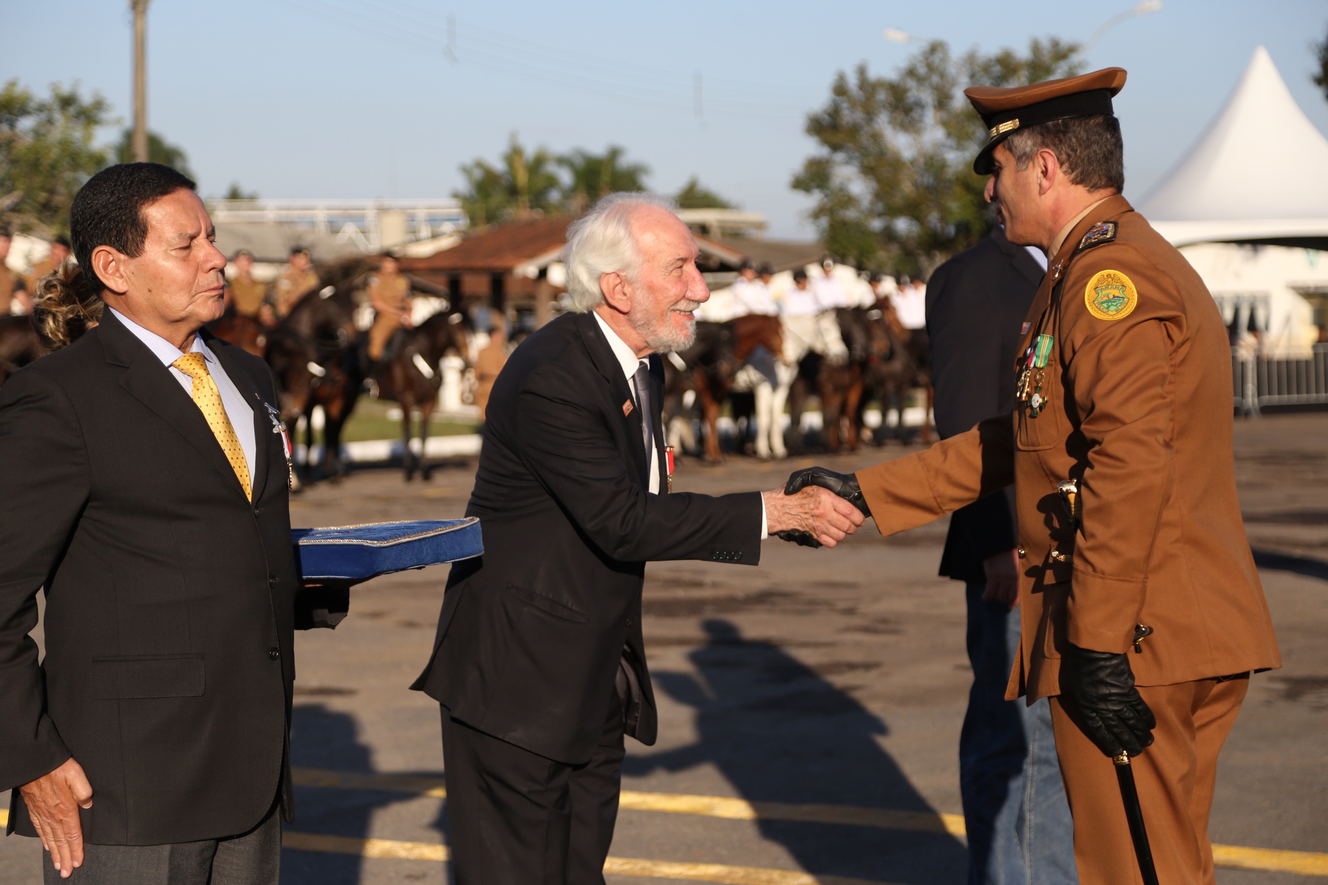O governador Carlos Massa Ratinho Junior e o presidente em exercício Hamilton Mourão receberam nesta sexta-feira (28) a medalha Heróis da Cavalaria, da Polícia Montada Coronel Dulcídio. A condecoração foi entregue na cerimônia, em Curitiba, que comemora os 140 anos do regimento, que é a unidade mais antiga da Polícia Militar do Paraná. - Curitiba, 28/06/2019 - Foto: José Fernando Ogura/ANPr