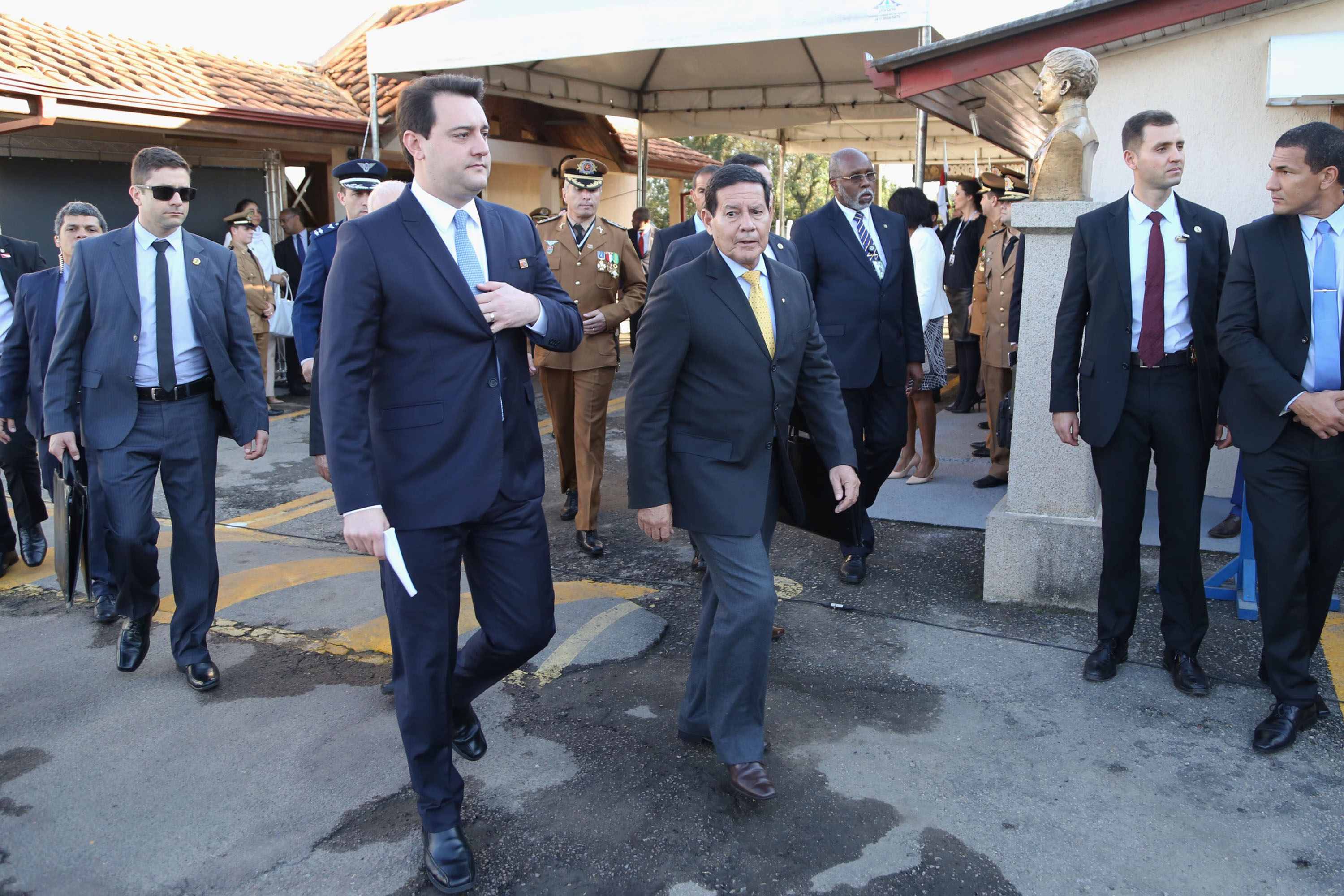 O governador Carlos Massa Ratinho Junior e o presidente em exercício Hamilton Mourão receberam nesta sexta-feira (28) a medalha Heróis da Cavalaria, da Polícia Montada Coronel Dulcídio. A condecoração foi entregue na cerimônia, em Curitiba, que comemora os 140 anos do regimento, que é a unidade mais antiga da Polícia Militar do Paraná. - Curitiba, 28/06/2019 - Foto: José Fernando Ogura/ANPr