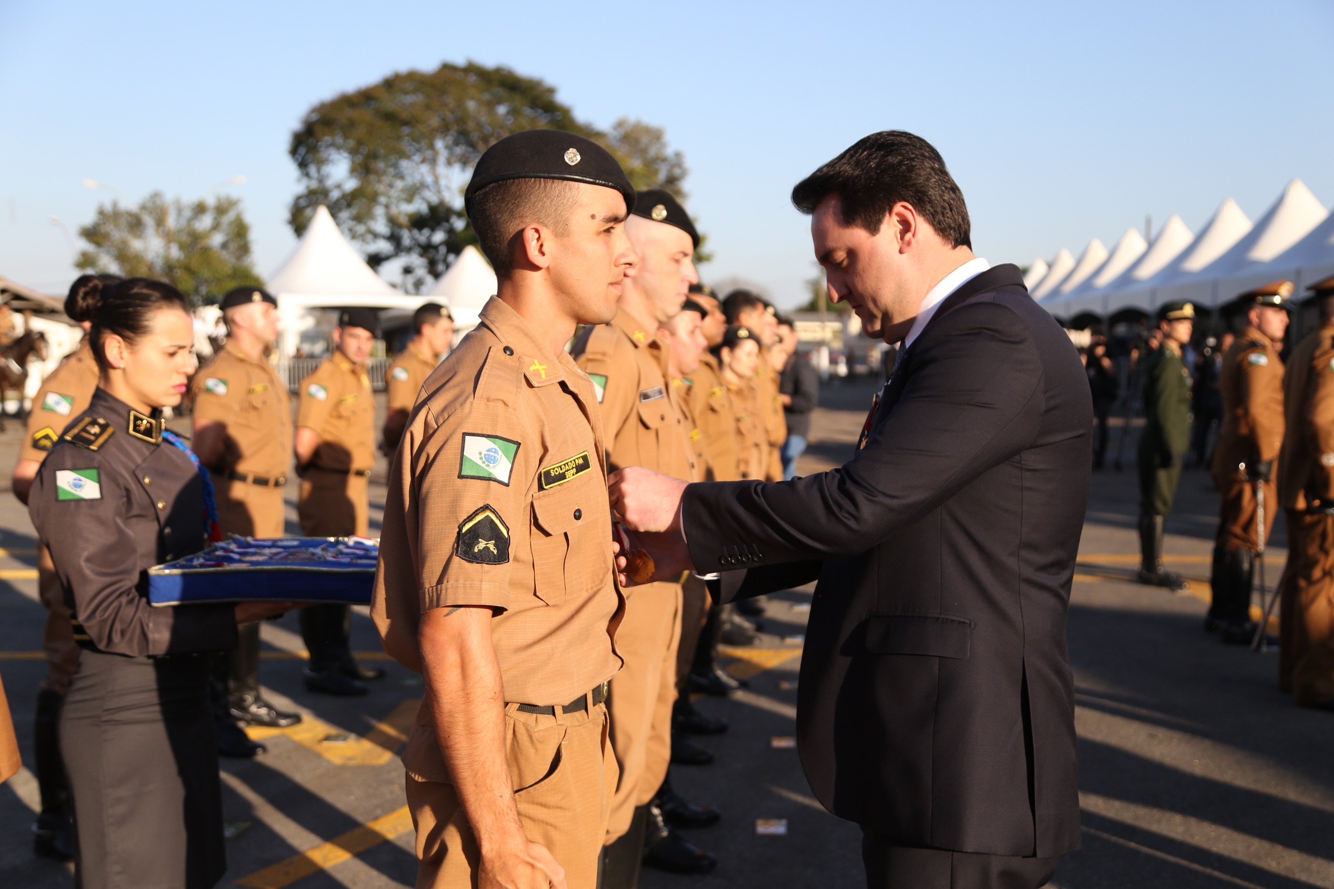 O governador Carlos Massa Ratinho Junior e o presidente em exercício Hamilton Mourão receberam nesta sexta-feira (28) a medalha Heróis da Cavalaria, da Polícia Montada Coronel Dulcídio. A condecoração foi entregue na cerimônia, em Curitiba, que comemora os 140 anos do regimento, que é a unidade mais antiga da Polícia Militar do Paraná. - Curitiba, 28/06/2019 - Foto: José Fernando Ogura/ANPr