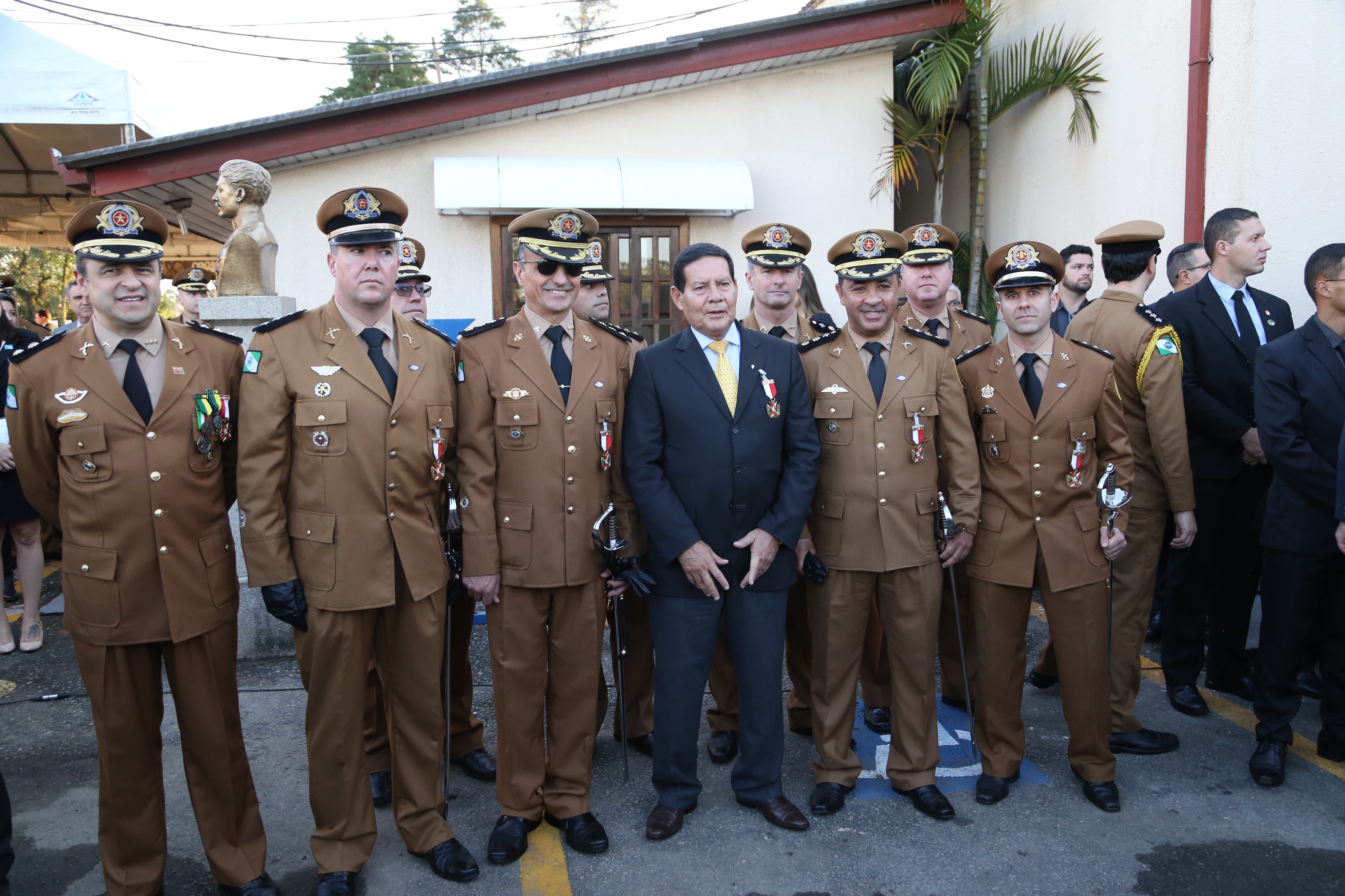 O governador Carlos Massa Ratinho Junior e o presidente em exercício Hamilton Mourão receberam nesta sexta-feira (28) a medalha Heróis da Cavalaria, da Polícia Montada Coronel Dulcídio. A condecoração foi entregue na cerimônia, em Curitiba, que comemora os 140 anos do regimento, que é a unidade mais antiga da Polícia Militar do Paraná. - Curitiba, 28/06/2019 - Foto: José Fernando Ogura/ANPr