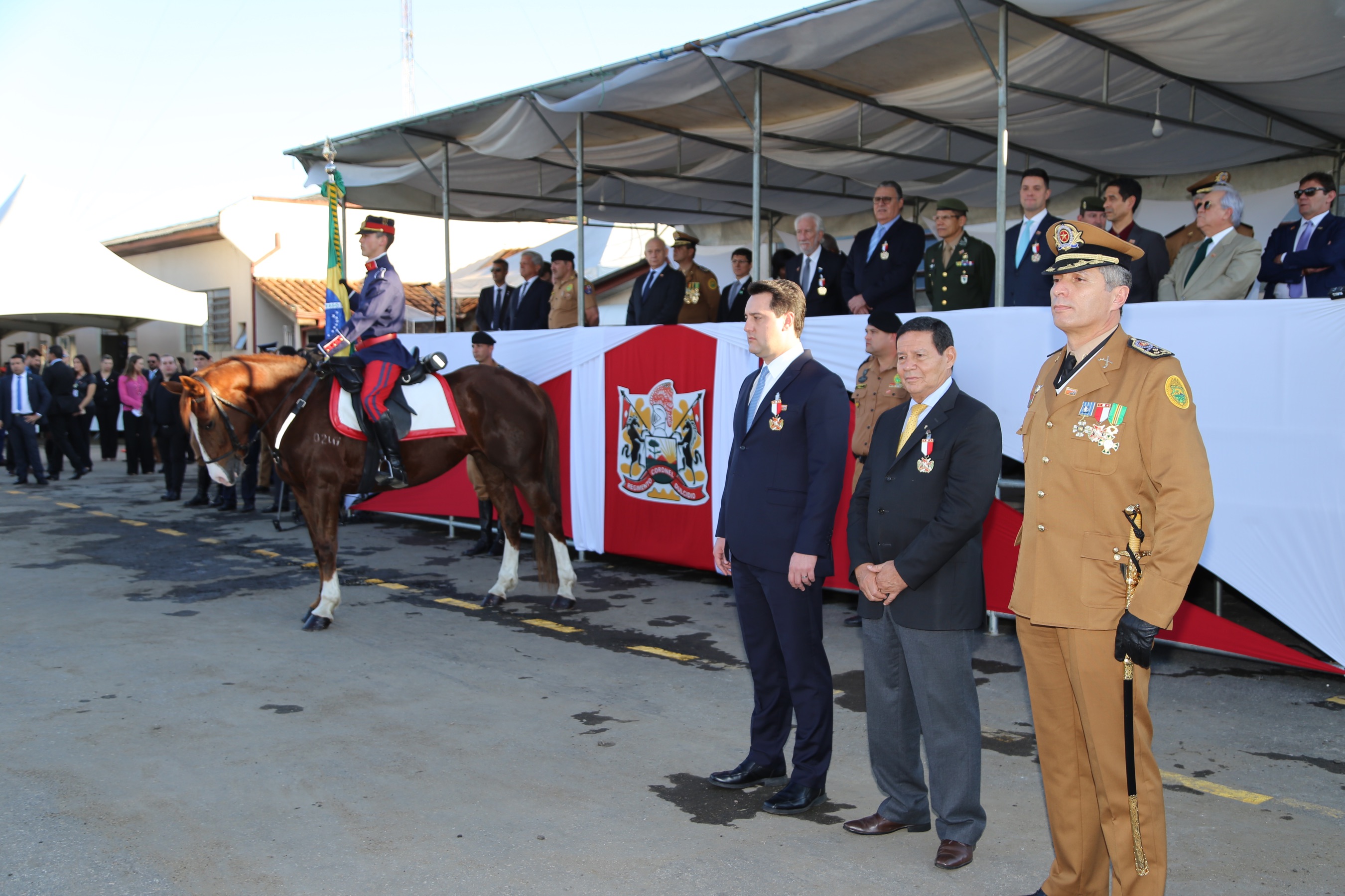 O governador Carlos Massa Ratinho Junior e o presidente em exercício Hamilton Mourão receberam nesta sexta-feira (28) a medalha Heróis da Cavalaria, da Polícia Montada Coronel Dulcídio. A condecoração foi entregue na cerimônia, em Curitiba, que comemora os 140 anos do regimento, que é a unidade mais antiga da Polícia Militar do Paraná. - Curitiba, 28/06/2019 - Foto: José Fernando Ogura/ANPr