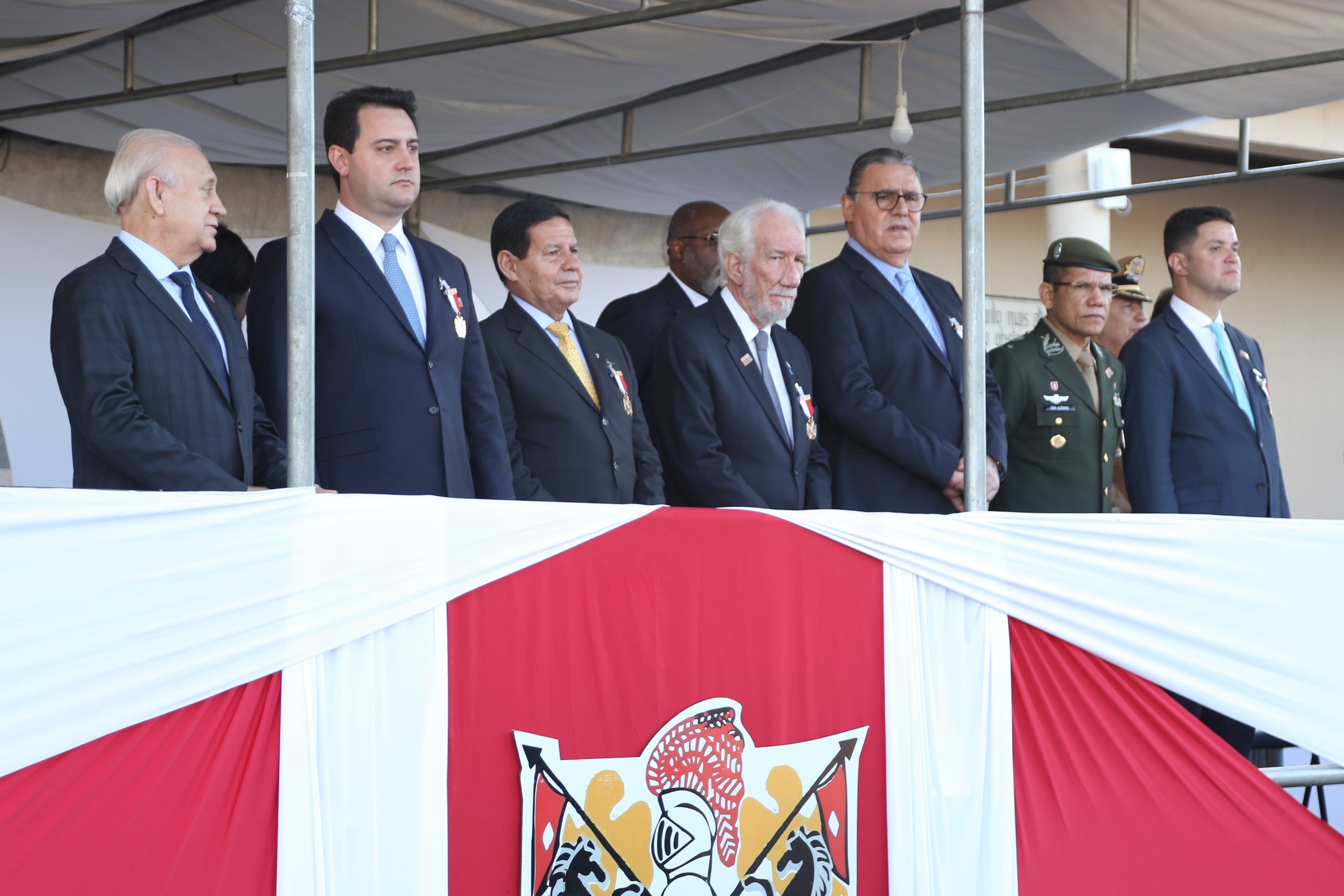 O governador Carlos Massa Ratinho Junior e o presidente em exercício Hamilton Mourão receberam nesta sexta-feira (28) a medalha Heróis da Cavalaria, da Polícia Montada Coronel Dulcídio. A condecoração foi entregue na cerimônia, em Curitiba, que comemora os 140 anos do regimento, que é a unidade mais antiga da Polícia Militar do Paraná. - Curitiba, 28/06/2019 - Foto: José Fernando Ogura/ANPr