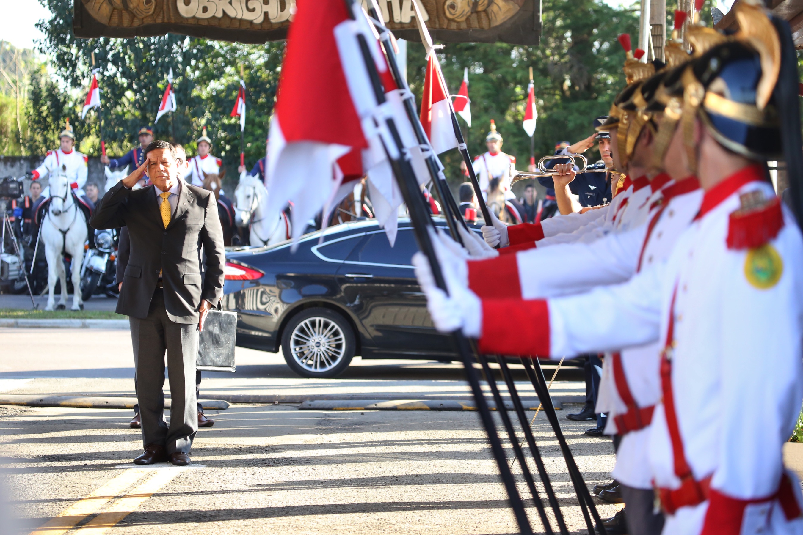 O governador Carlos Massa Ratinho Junior e o presidente em exercício Hamilton Mourão receberam nesta sexta-feira (28) a medalha Heróis da Cavalaria, da Polícia Montada Coronel Dulcídio. A condecoração foi entregue na cerimônia, em Curitiba, que comemora os 140 anos do regimento, que é a unidade mais antiga da Polícia Militar do Paraná. - Curitiba, 28/06/2019 - Foto: José Fernando Ogura/ANPr