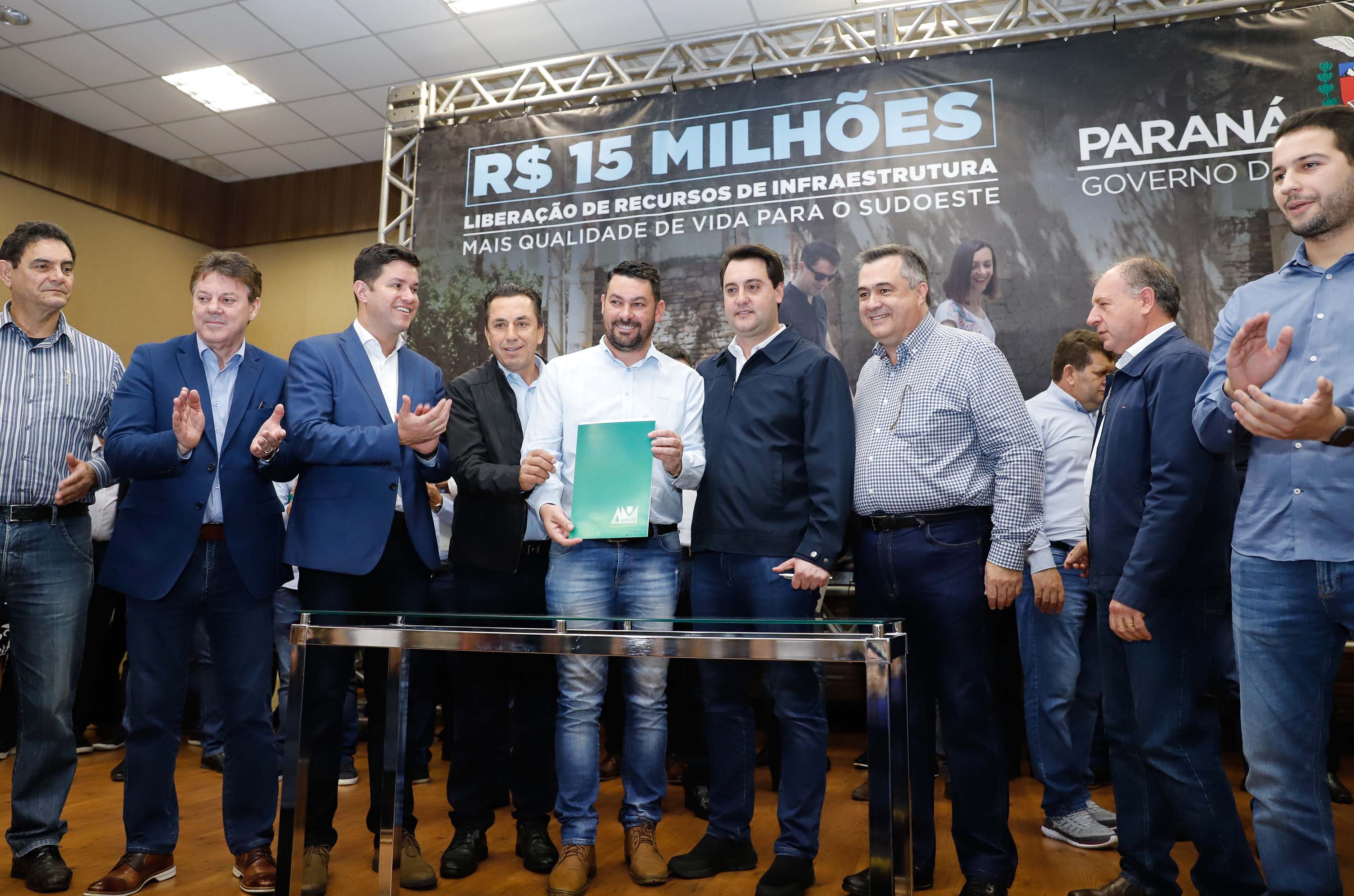 Obras de infraestrutura, melhorias em escolas, reformas e construção de postos de saúde estão no pacote de investimentos que o Governo do Estado fará em 24 cidades da região Sudoeste. O governador Carlos Massa Ratinho Junior se reuniu nesta quinta-feira (8) com os prefeitos na sede da Associação dos Municípios do Sudoeste do Paraná (Amsop), em Francisco Beltrão, e assinou as ordens de serviço e homologação das licitações para dar início às obras e ações.