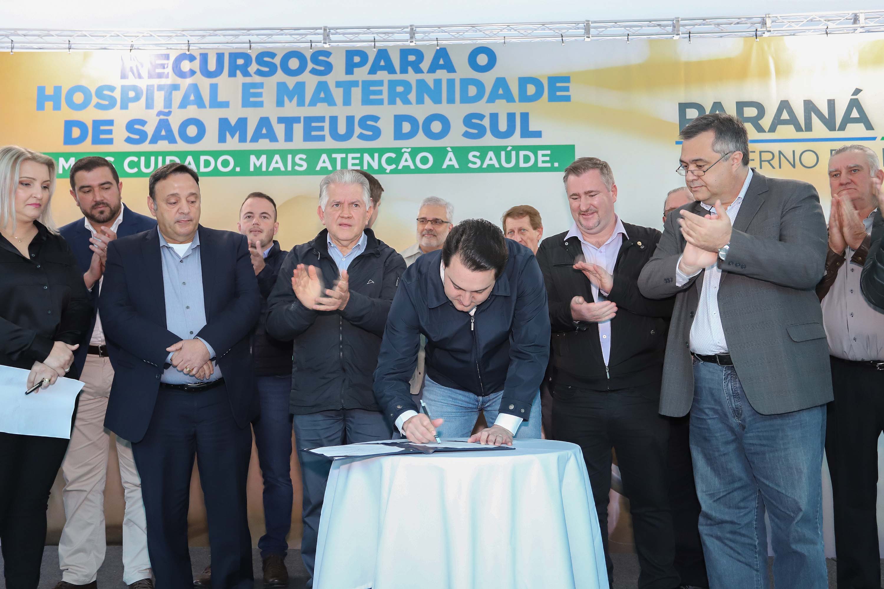 O governador Carlos Massa Ratinho Junior autorizou nesta quinta-feira (22) o início de obras de uma nova unidade do Hospital e Maternidade Dr. Paulo Fortes, em São Mateus do Sul. Presentes na solenidade: prefeito de São Mateus do Sul, Luiz Adyr Gonsalves Pereira; os secretários: da Saúde, Beto Preto; de Infraestrutura e Logística, Sandro Alex; deputados: Alexandre Curi; Hussein Bakri; Emerson Bacil; entre outros.São Mateus do Sul, 22-08-19.Foto: Arnaldo Alves / ANPr.