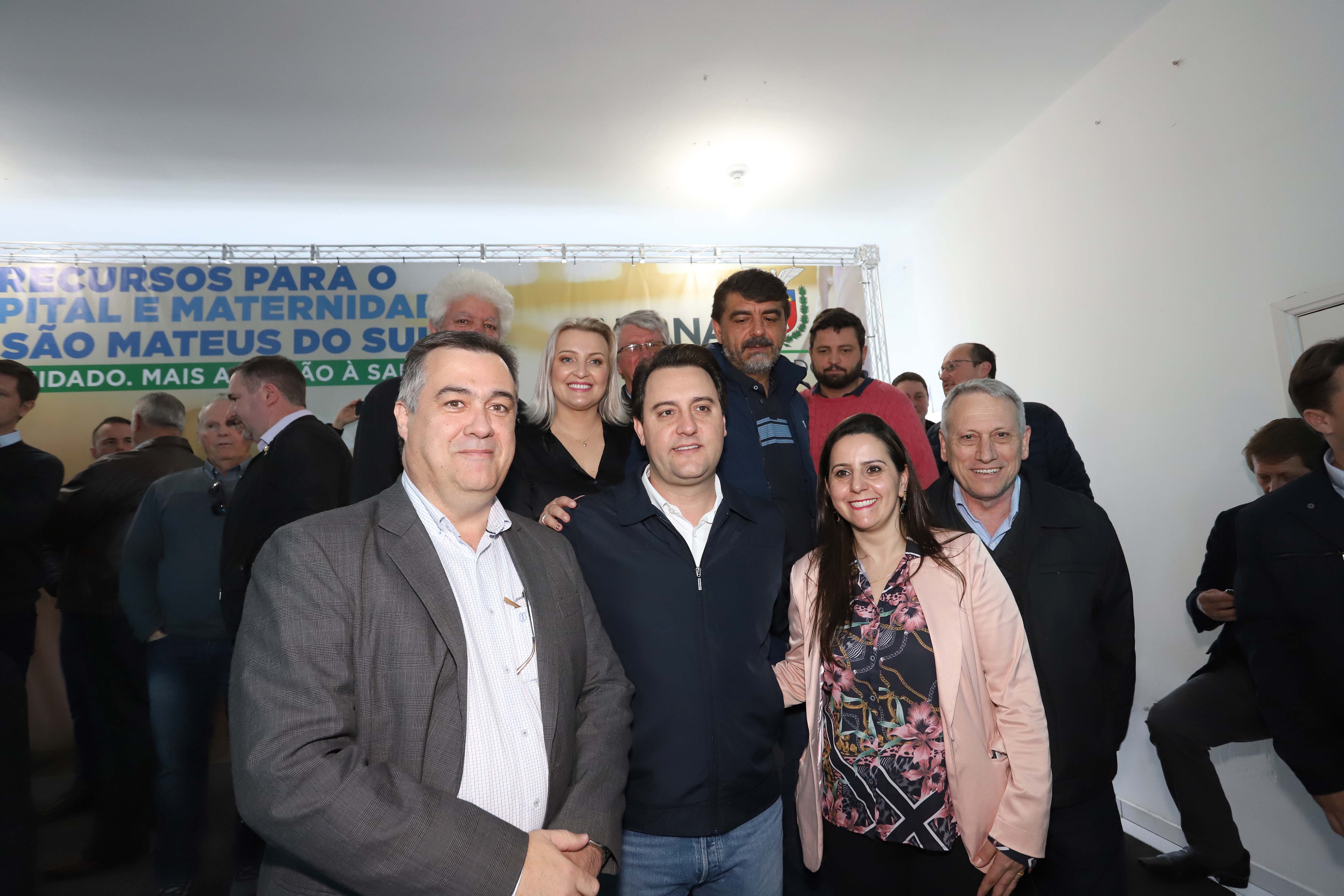 O governador Carlos Massa Ratinho Junior autorizou nesta quinta-feira (22) o início de obras de uma nova unidade do Hospital e Maternidade Dr. Paulo Fortes, em São Mateus do Sul. Presentes na solenidade: prefeito de São Mateus do Sul, Luiz Adyr Gonsalves Pereira; os secretários: da Saúde, Beto Preto; de Infraestrutura e Logística, Sandro Alex; deputados: Alexandre Curi; Hussein Bakri; Emerson Bacil; entre outros.São Mateus do Sul, 22-08-19.Foto: Arnaldo Alves / ANPr.