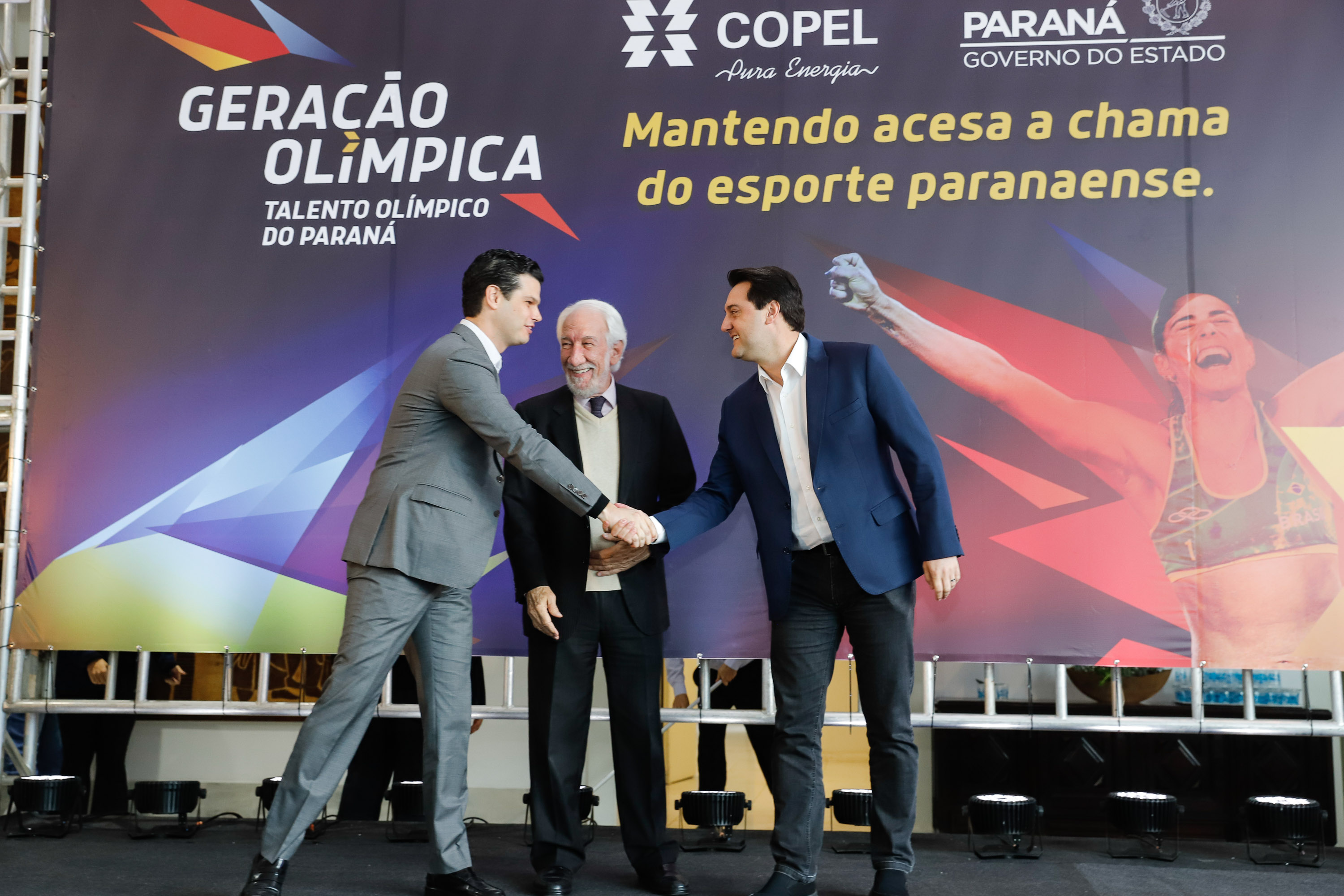 O governador Carlos Massa Ratinho Junior lançou nesta segunda-feira (2), em cerimônia no Palácio Iguaçu, o programa Geração Olímpica, que só neste ano garantirá 1.252 bolsas esportivas nas modalidades olímpicas e paralímpicas para jovens promessas, atletas de renome mundial e técnicos. A Companhia Paranaense de Energia (Copel), patrocinadora da iniciativa, investe R$ 4,75 milhões. É o maior programa de bolsa-atleta do País, em nível estadual.