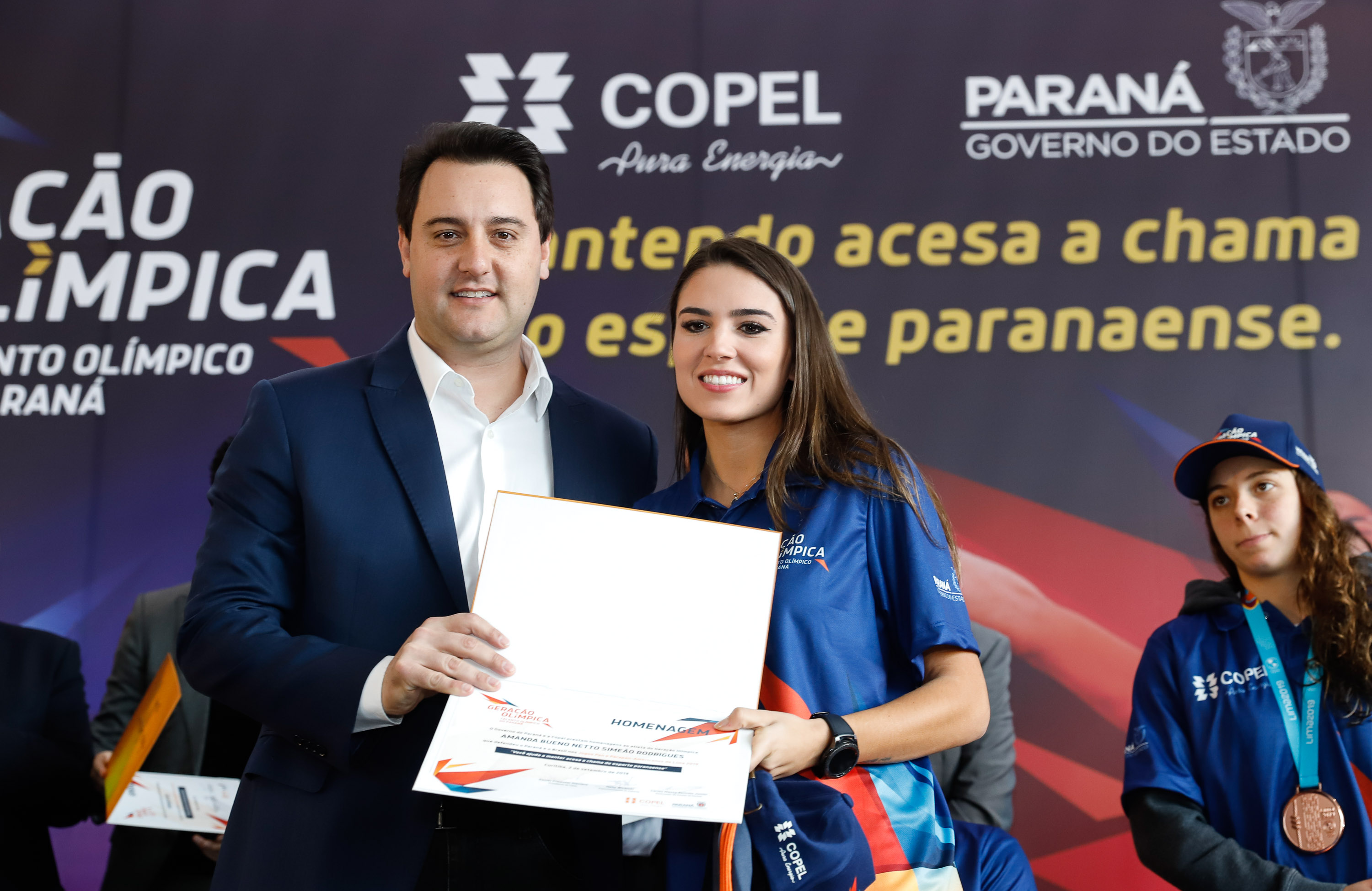 O governador Carlos Massa Ratinho Junior lançou nesta segunda-feira (2), em cerimônia no Palácio Iguaçu, o programa Geração Olímpica, que só neste ano garantirá 1.252 bolsas esportivas nas modalidades olímpicas e paralímpicas para jovens promessas, atletas de renome mundial e técnicos. A Companhia Paranaense de Energia (Copel), patrocinadora da iniciativa, investe R$ 4,75 milhões. É o maior programa de bolsa-atleta do País, em nível estadual.