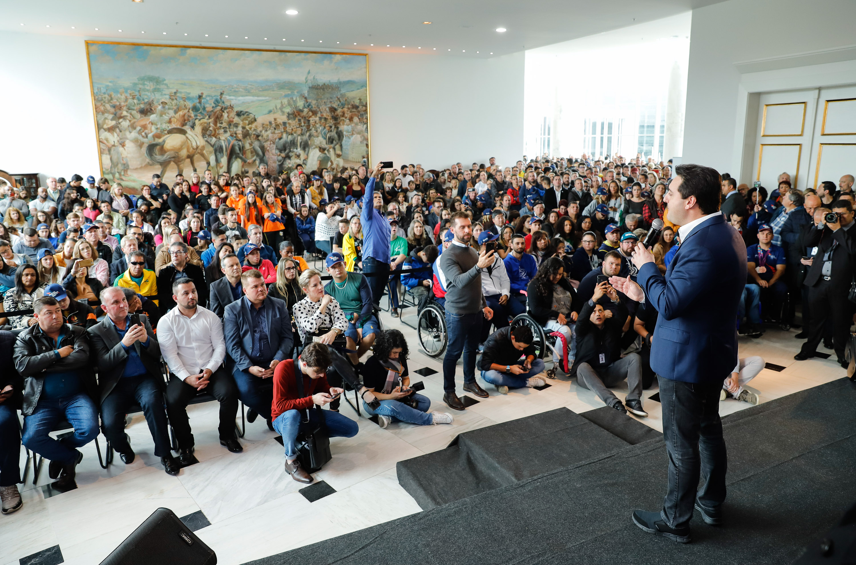 O governador Carlos Massa Ratinho Junior lançou nesta segunda-feira (2), em cerimônia no Palácio Iguaçu, o programa Geração Olímpica, que só neste ano garantirá 1.252 bolsas esportivas nas modalidades olímpicas e paralímpicas para jovens promessas, atletas de renome mundial e técnicos. A Companhia Paranaense de Energia (Copel), patrocinadora da iniciativa, investe R$ 4,75 milhões. É o maior programa de bolsa-atleta do País, em nível estadual.