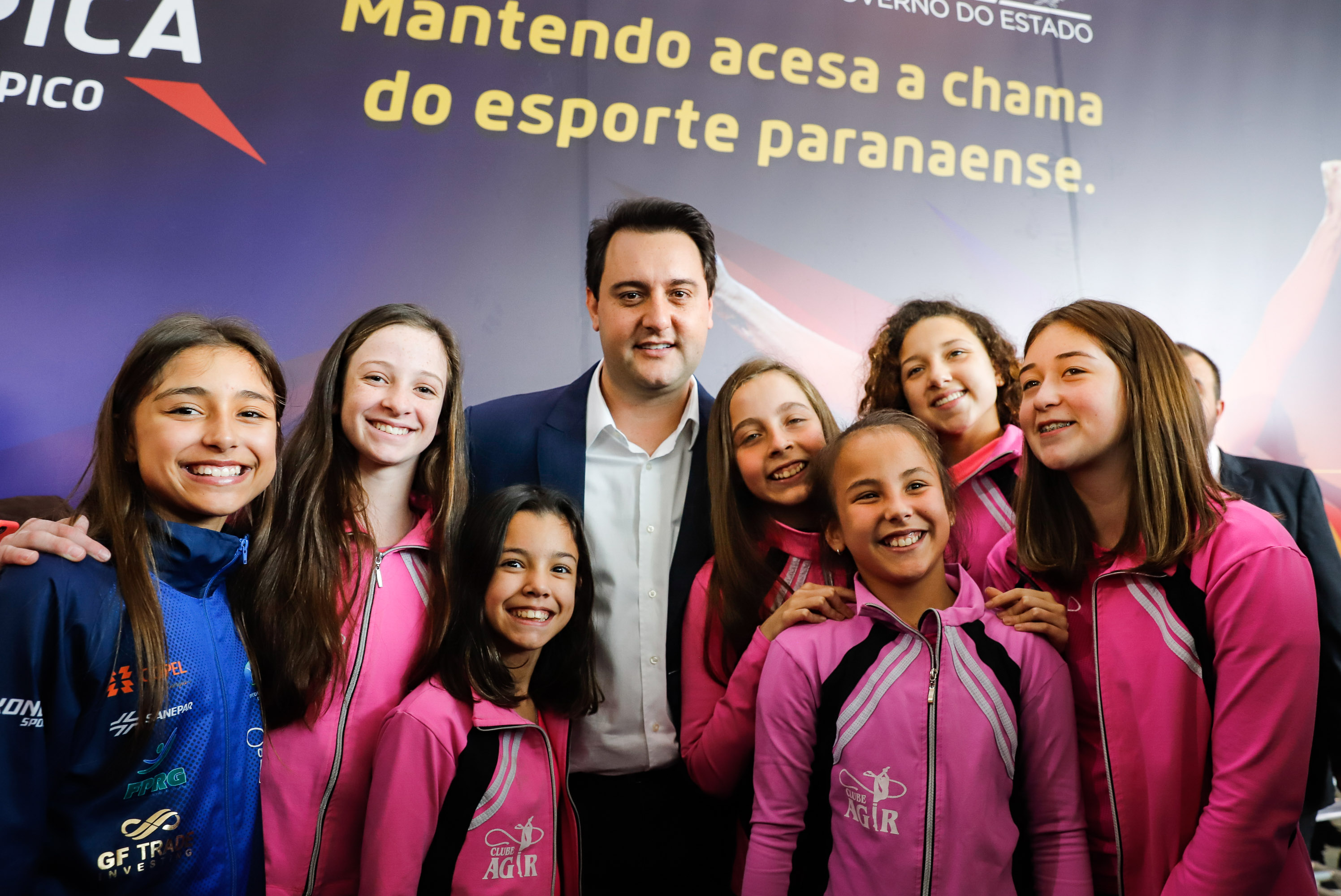 O governador Carlos Massa Ratinho Junior lançou nesta segunda-feira (2), em cerimônia no Palácio Iguaçu, o programa Geração Olímpica, que só neste ano garantirá 1.252 bolsas esportivas nas modalidades olímpicas e paralímpicas para jovens promessas, atletas de renome mundial e técnicos. A Companhia Paranaense de Energia (Copel), patrocinadora da iniciativa, investe R$ 4,75 milhões. É o maior programa de bolsa-atleta do País, em nível estadual.