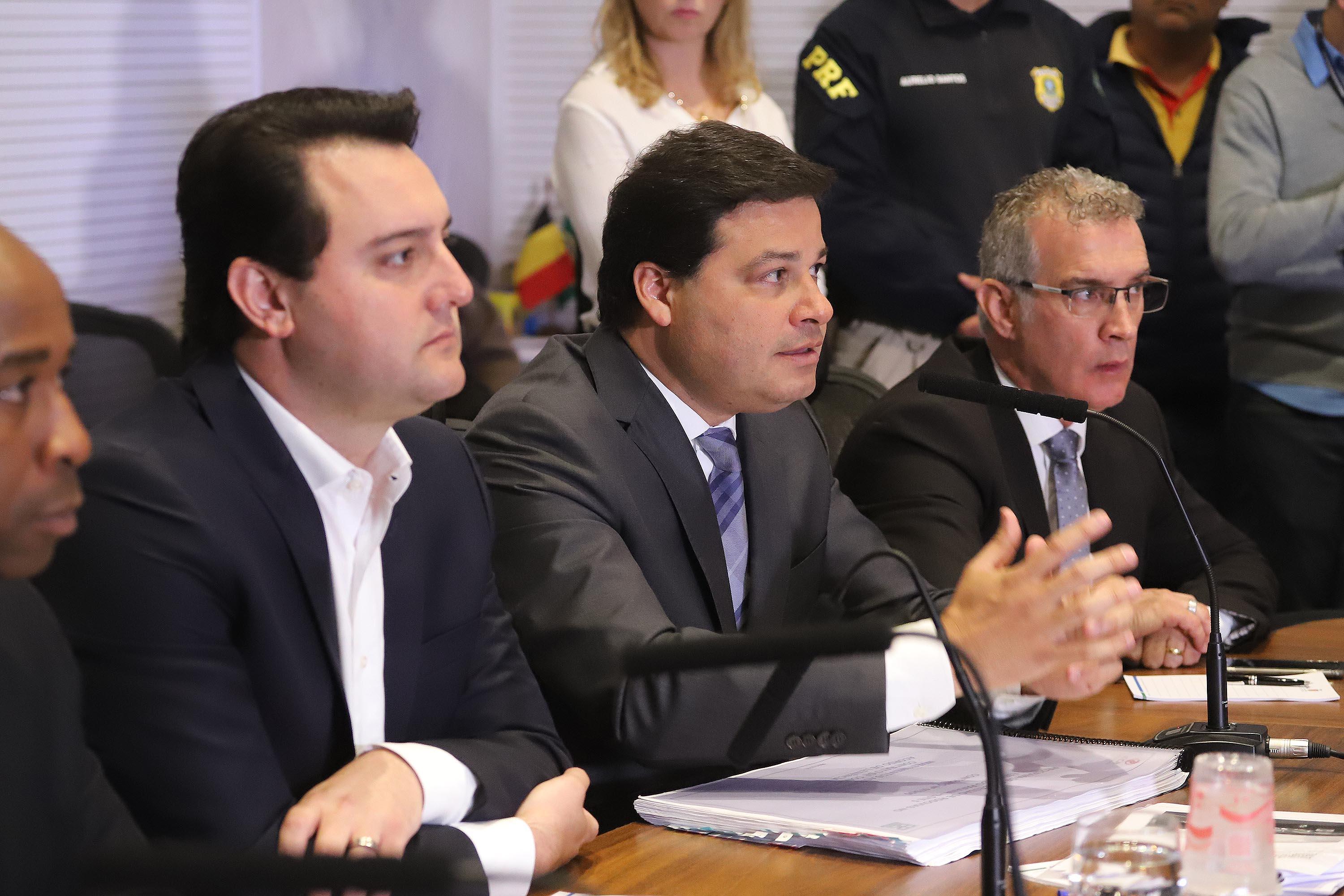 O governador Carlos Massa Ratinho Junior e o secretário de Infraestrutura e Logística, Sandro Alex, divulgaram nesta segunda-feira (21), quais as obras aprovadas pelo Governo do Estado para serem realizadas com os recursos do acordo de leniência firmado entre a concessionária Rodonorte e o Ministério Público Federal (MPF)