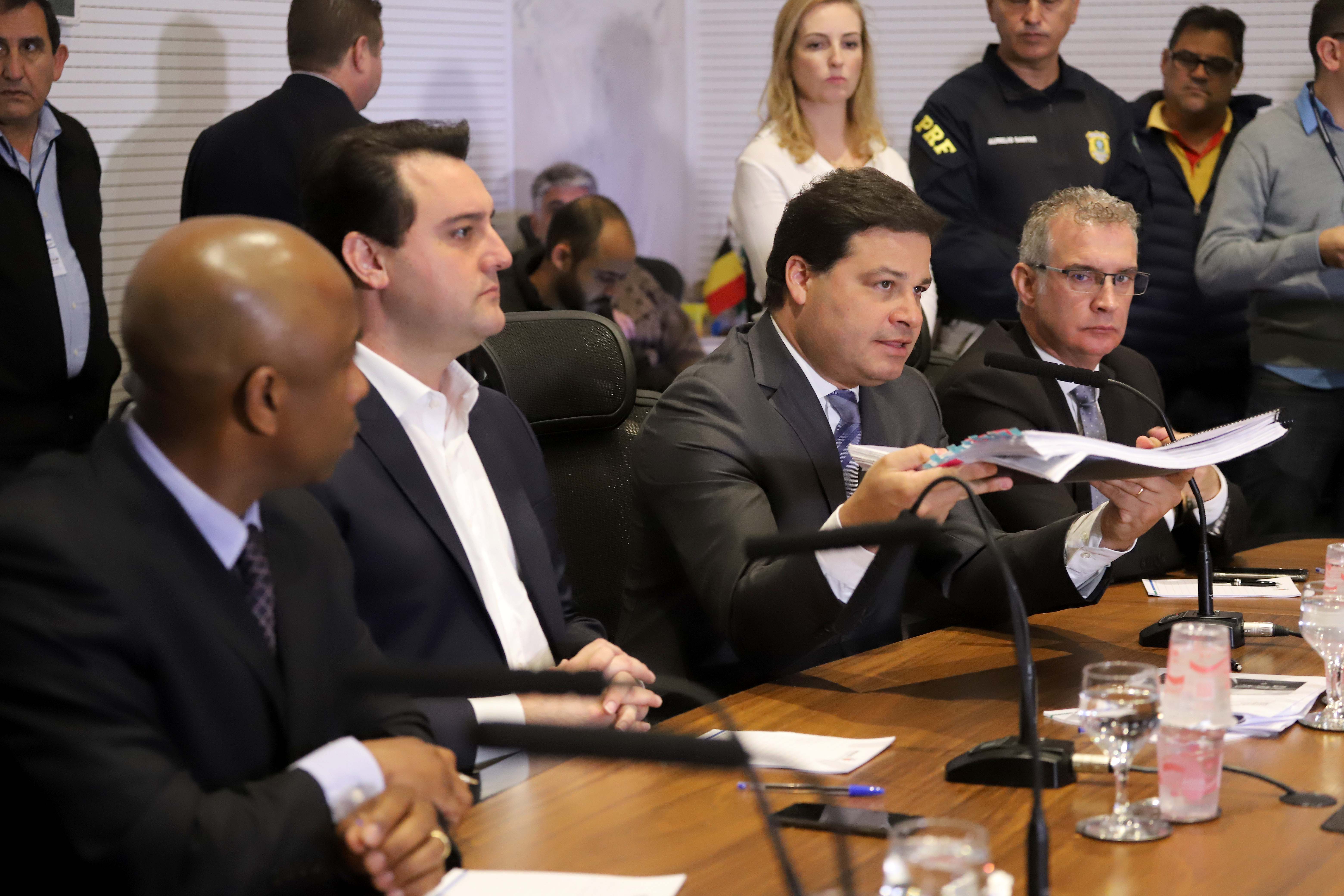 O governador Carlos Massa Ratinho Junior e o secretário de Infraestrutura e Logística, Sandro Alex, divulgaram nesta segunda-feira (21), quais as obras aprovadas pelo Governo do Estado para serem realizadas com os recursos do acordo de leniência firmado entre a concessionária Rodonorte e o Ministério Público Federal (MPF)