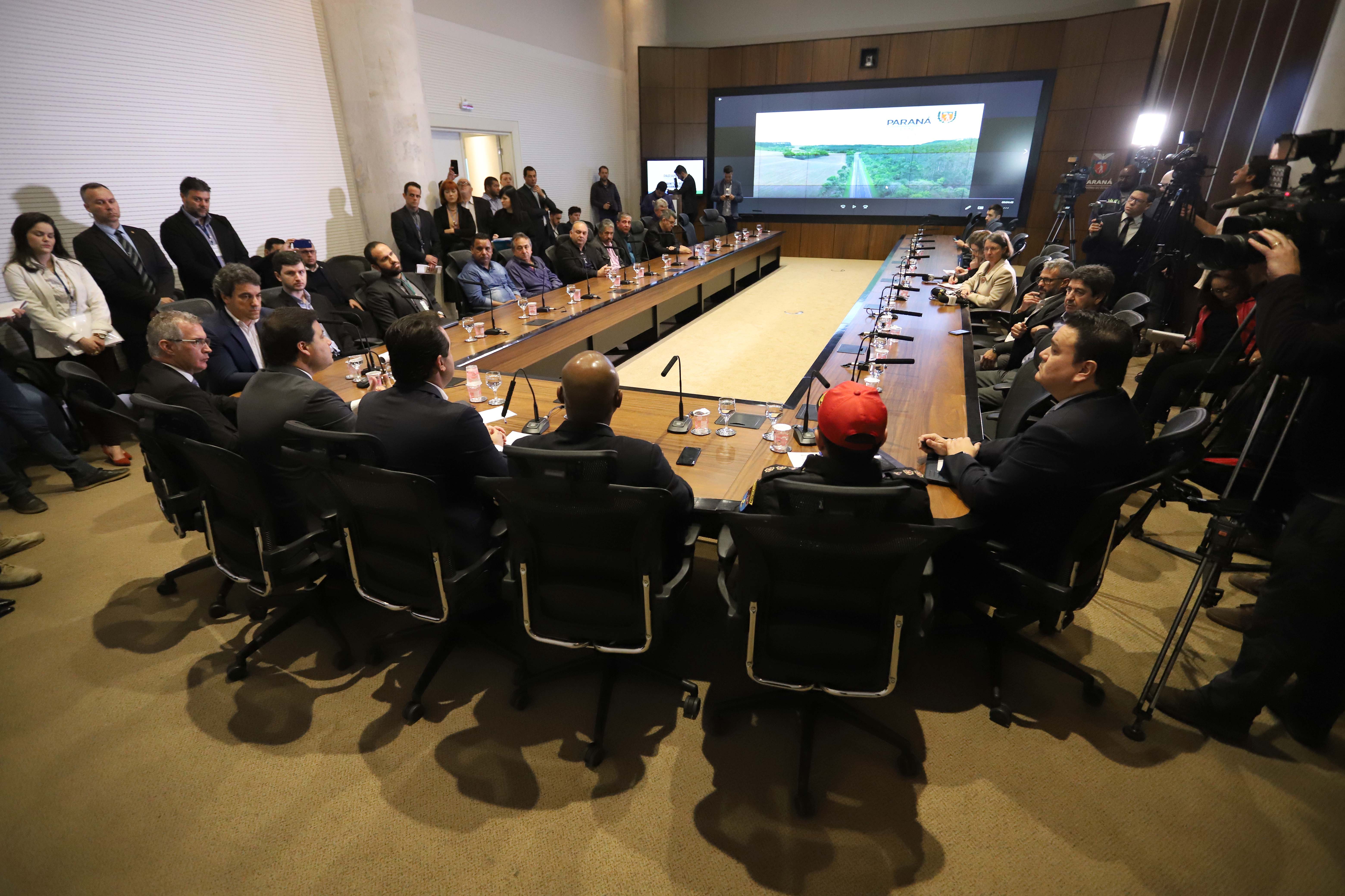 O governador Carlos Massa Ratinho Junior e o secretário de Infraestrutura e Logística, Sandro Alex, divulgaram nesta segunda-feira (21), quais as obras aprovadas pelo Governo do Estado para serem realizadas com os recursos do acordo de leniência firmado entre a concessionária Rodonorte e o Ministério Público Federal (MPF)