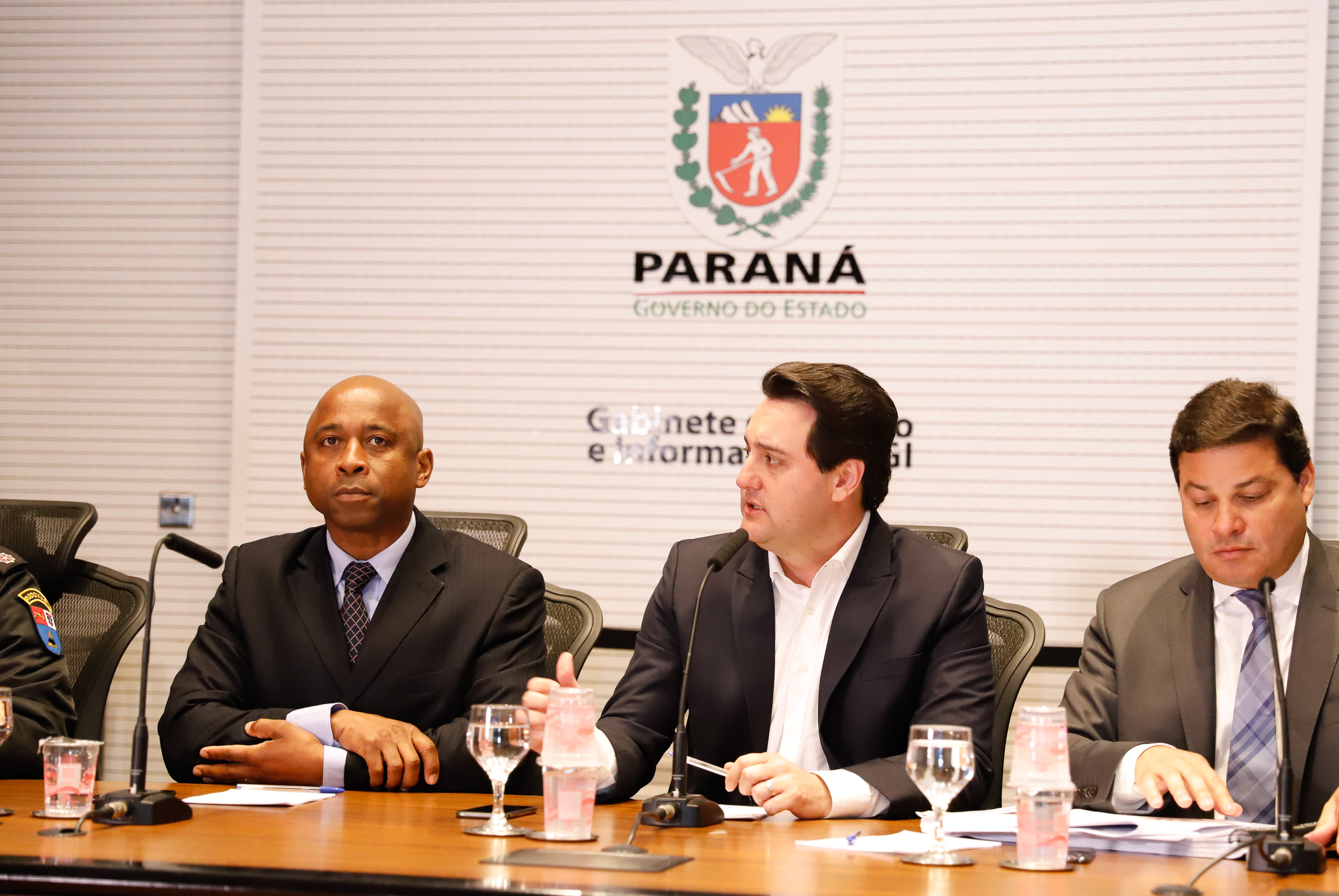 O governador Carlos Massa Ratinho Junior anunciou nesta segunda-feira (21) as 12 obras que serão executadas com R$ 365 milhões liberados pelo acordo de leniência firmado pela Concessionária CCR-Rodonorte e o Ministério Público Federal (MPF). São oito interseções de nível (viadutos, trincheiras e passagens) e cerca de 30 quilômetros de duplicações nas rodovias sob responsabilidade da empresa.
