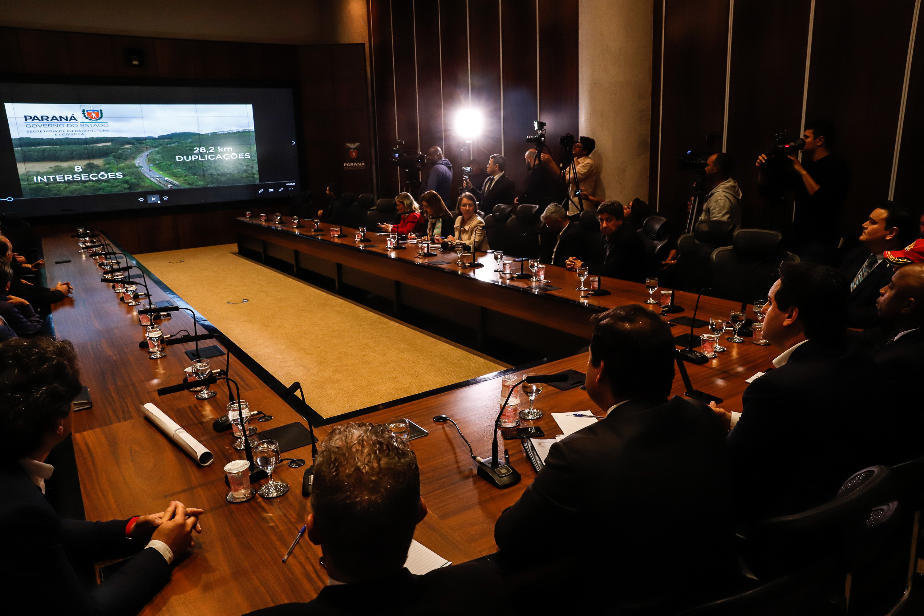 O governador Carlos Massa Ratinho Junior anunciou nesta segunda-feira (21) as 12 obras que serão executadas com R$ 365 milhões liberados pelo acordo de leniência firmado pela Concessionária CCR-Rodonorte e o Ministério Público Federal (MPF). São oito interseções de nível (viadutos, trincheiras e passagens) e cerca de 30 quilômetros de duplicações nas rodovias sob responsabilidade da empresa.