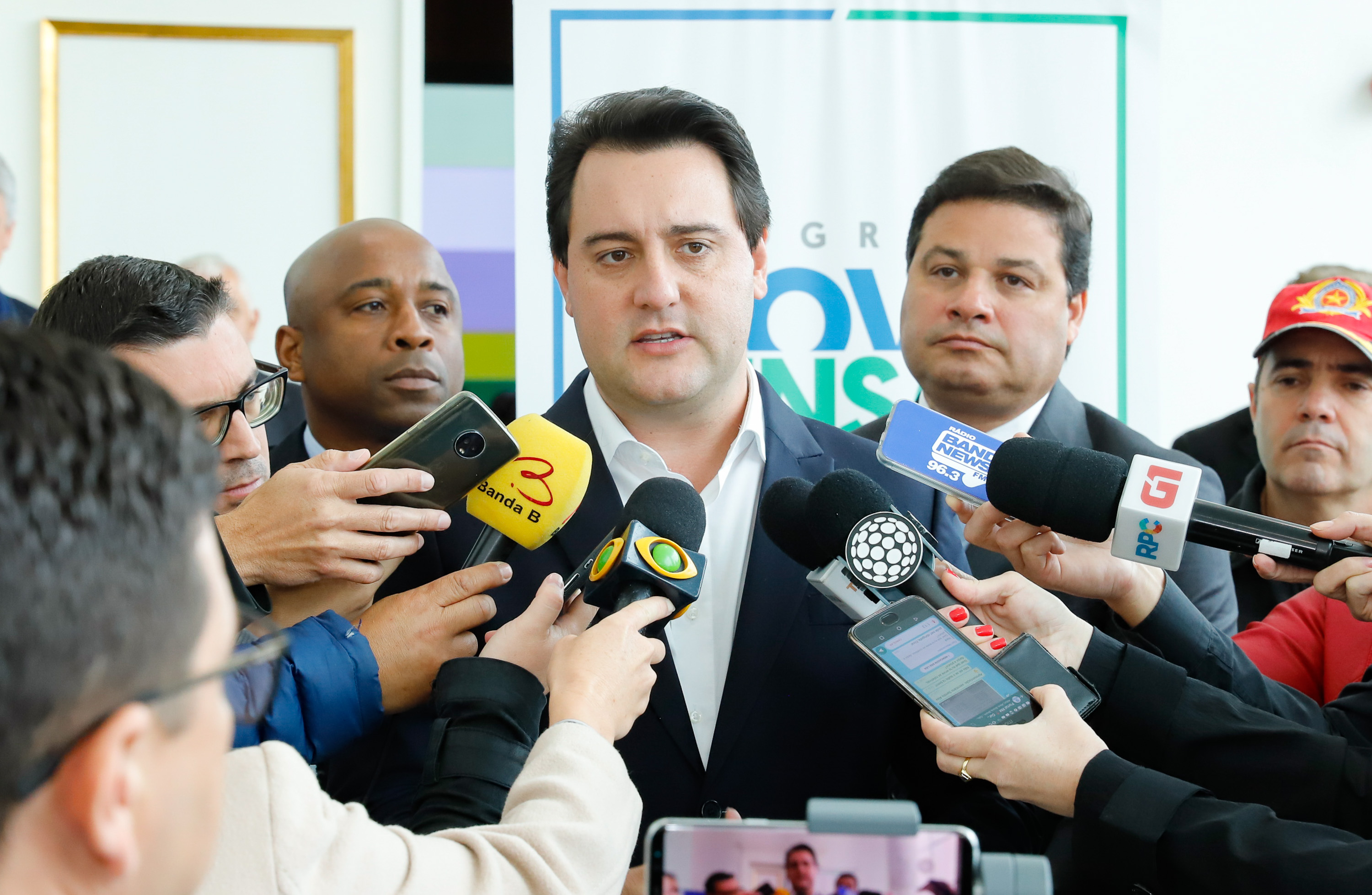 O governador Carlos Massa Ratinho Junior anunciou nesta segunda-feira (21) as 12 obras que serão executadas com R$ 365 milhões liberados pelo acordo de leniência firmado pela Concessionária CCR-Rodonorte e o Ministério Público Federal (MPF). São oito interseções de nível (viadutos, trincheiras e passagens) e cerca de 30 quilômetros de duplicações nas rodovias sob responsabilidade da empresa.