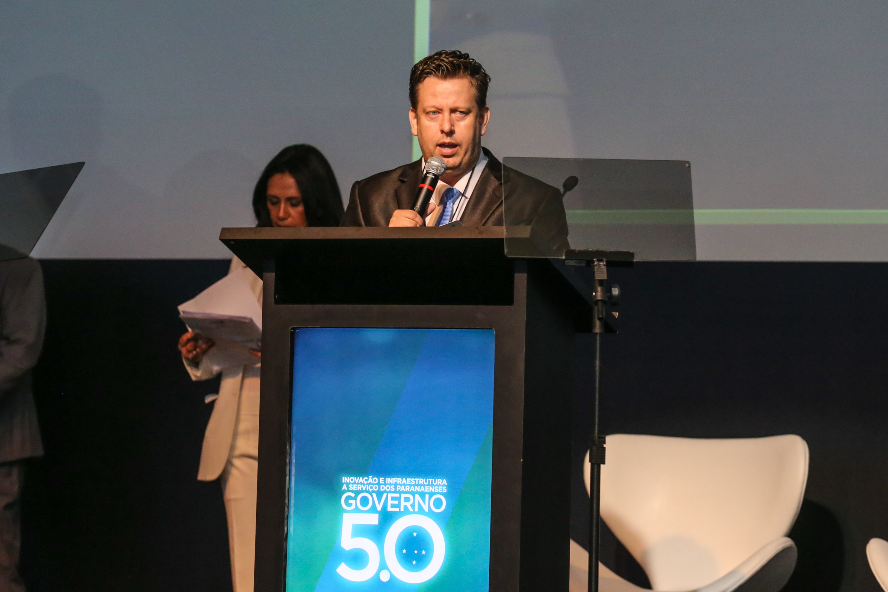 O governador Carlos Massa Ratinho Junior faz a abertura nesta quinta-feira (31), do encontro de capacitação Governo 5.0 no Hotel Rafain Palace & Convention, em Foz do Iguaçu. Na foto, Darlan Scalco, prefeito de Pérola e presidente da AMP.Foz do Iguaçu, 17/10/2019 - Foto: Geraldo Bubniak/AEN