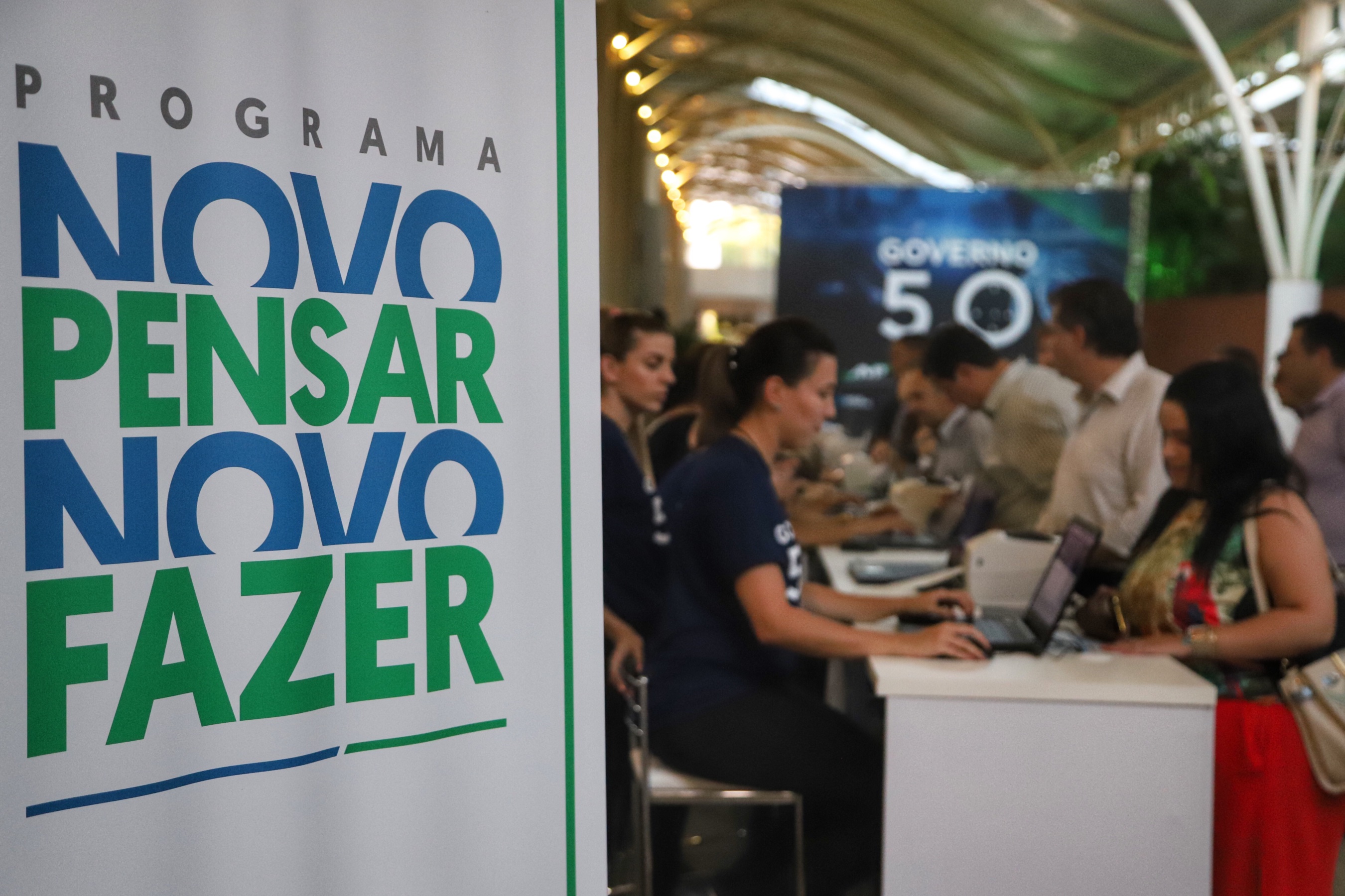 O governador Carlos Massa Ratinho Junior disse nesta quinta-feira (31), na abertura do encontro Governo 5.0, em Foz do Iguaçu, que o planejamento do Estado para os próximos anos será feito a muitas mãos, em parceria com os municípios, e que a inovação, o Novo Pensar e Novo Fazer, deve estar a serviço de todos os paranaenses. Ratinho Junior também assinou um pacote de investimentos de R$ 351 milhões nos municípios para os próximos anos. Foto: José Fernando Ogura/AEN
