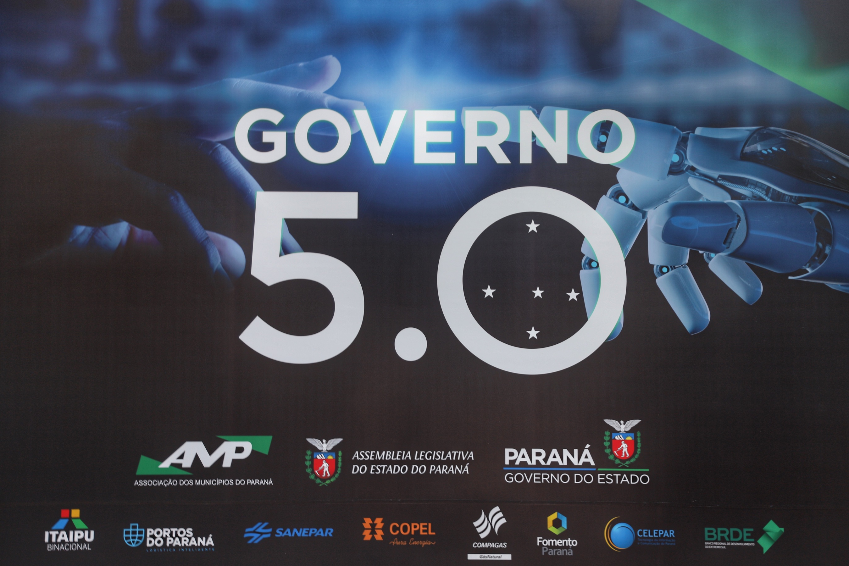 O governador Carlos Massa Ratinho Junior disse nesta quinta-feira (31), na abertura do encontro Governo 5.0, em Foz do Iguaçu, que o planejamento do Estado para os próximos anos será feito a muitas mãos, em parceria com os municípios, e que a inovação, o Novo Pensar e Novo Fazer, deve estar a serviço de todos os paranaenses. Ratinho Junior também assinou um pacote de investimentos de R$ 351 milhões nos municípios para os próximos anos. Foto: José Fernando Ogura/AEN