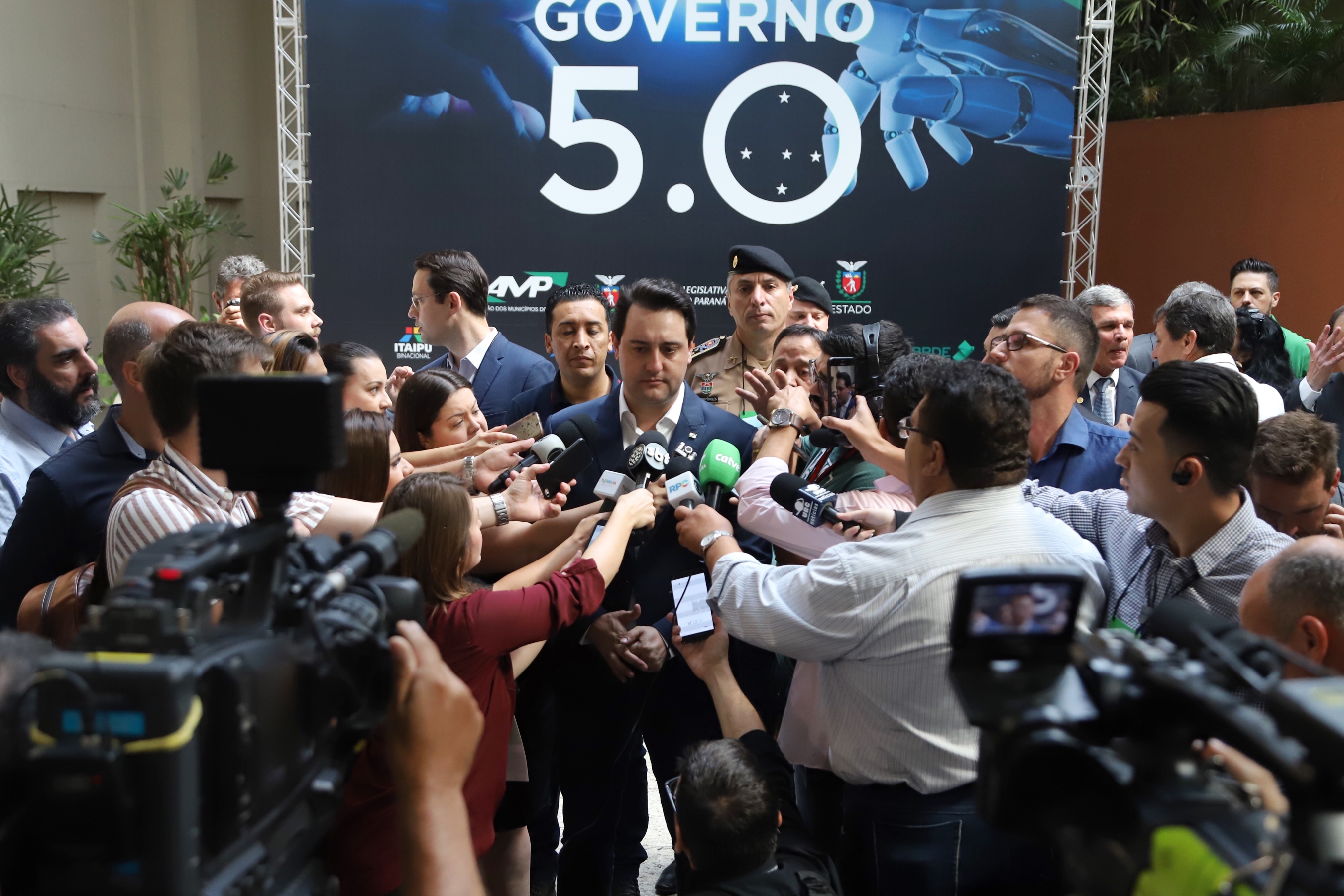 O governador Carlos Massa Ratinho Junior disse nesta quinta-feira (31), na abertura do encontro Governo 5.0, em Foz do Iguaçu, que o planejamento do Estado para os próximos anos será feito a muitas mãos, em parceria com os municípios, e que a inovação, o Novo Pensar e Novo Fazer, deve estar a serviço de todos os paranaenses. Ratinho Junior também assinou um pacote de investimentos de R$ 351 milhões nos municípios para os próximos anos. Foto: José Fernando Ogura/AEN