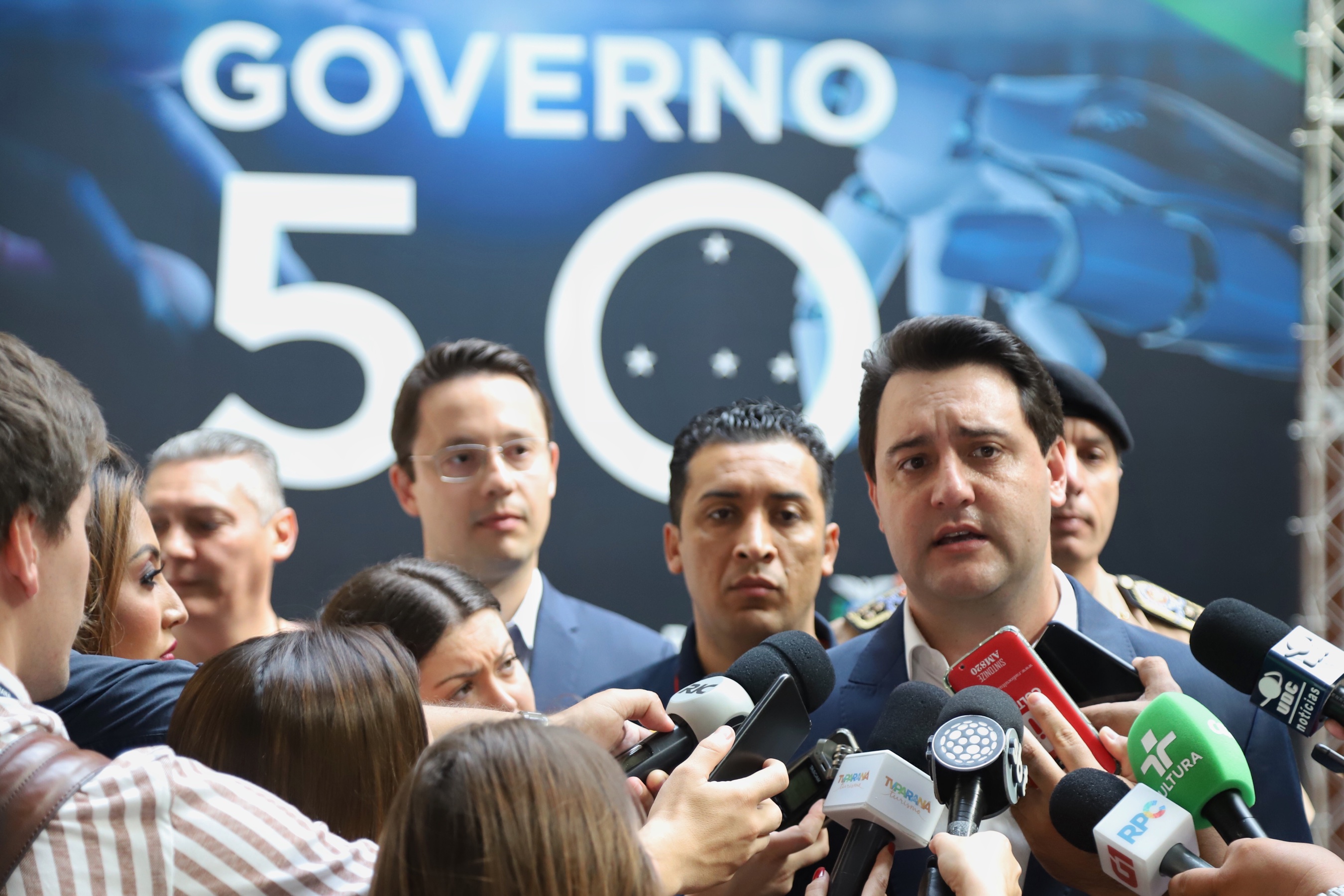 O governador Carlos Massa Ratinho Junior disse nesta quinta-feira (31), na abertura do encontro Governo 5.0, em Foz do Iguaçu, que o planejamento do Estado para os próximos anos será feito a muitas mãos, em parceria com os municípios, e que a inovação, o Novo Pensar e Novo Fazer, deve estar a serviço de todos os paranaenses. Ratinho Junior também assinou um pacote de investimentos de R$ 351 milhões nos municípios para os próximos anos. Foto: José Fernando Ogura/AEN