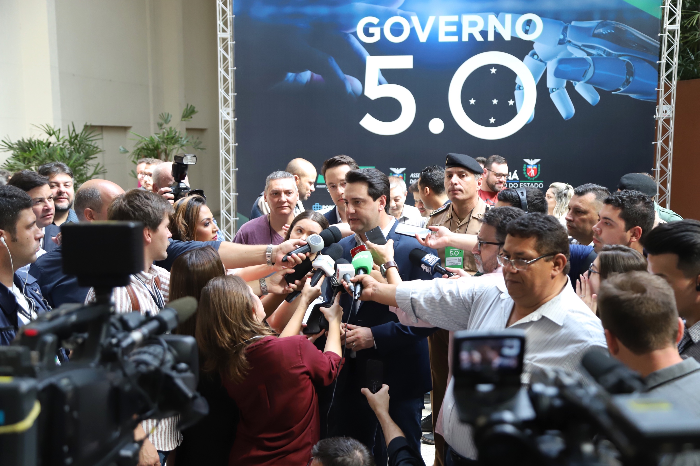 O governador Carlos Massa Ratinho Junior disse nesta quinta-feira (31), na abertura do encontro Governo 5.0, em Foz do Iguaçu, que o planejamento do Estado para os próximos anos será feito a muitas mãos, em parceria com os municípios, e que a inovação, o Novo Pensar e Novo Fazer, deve estar a serviço de todos os paranaenses. Ratinho Junior também assinou um pacote de investimentos de R$ 351 milhões nos municípios para os próximos anos. Foto: José Fernando Ogura/AEN
