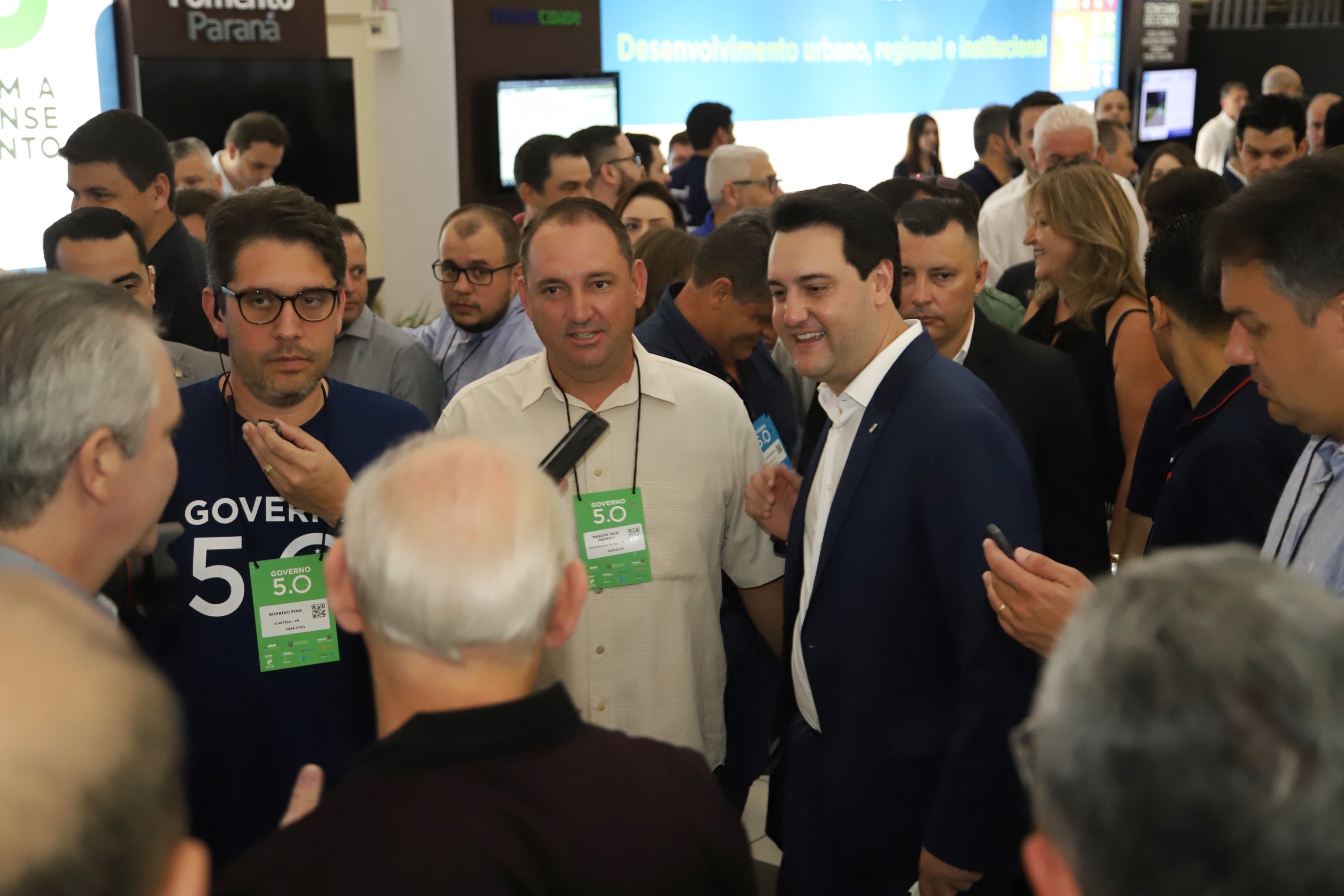 O governador Carlos Massa Ratinho Junior disse nesta quinta-feira (31), na abertura do encontro Governo 5.0, em Foz do Iguaçu, que o planejamento do Estado para os próximos anos será feito a muitas mãos, em parceria com os municípios, e que a inovação, o Novo Pensar e Novo Fazer, deve estar a serviço de todos os paranaenses. Ratinho Junior também assinou um pacote de investimentos de R$ 351 milhões nos municípios para os próximos anos. Foto: José Fernando Ogura/AEN