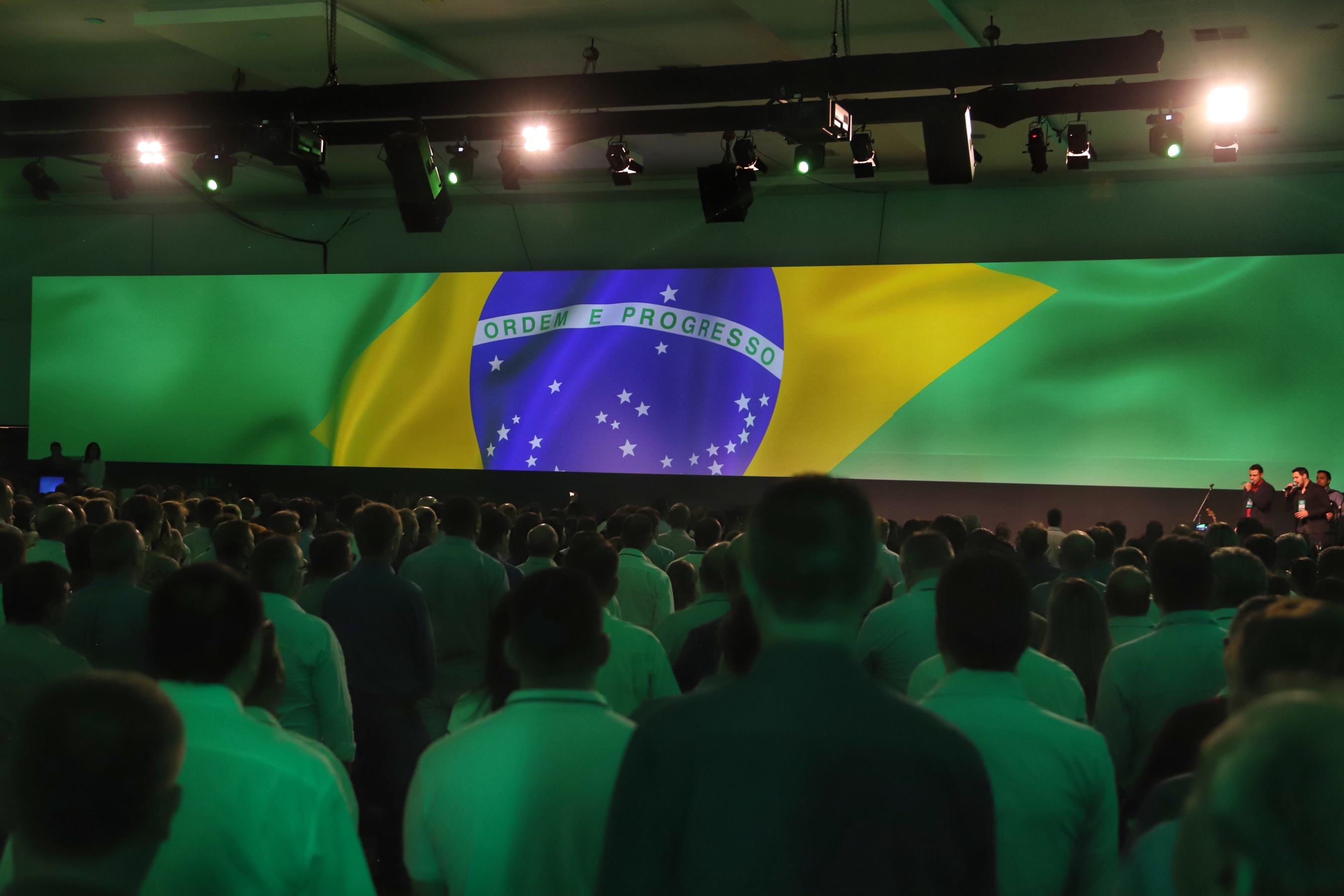 O governador Carlos Massa Ratinho Junior disse nesta quinta-feira (31), na abertura do encontro Governo 5.0, em Foz do Iguaçu, que o planejamento do Estado para os próximos anos será feito a muitas mãos, em parceria com os municípios, e que a inovação, o Novo Pensar e Novo Fazer, deve estar a serviço de todos os paranaenses. Ratinho Junior também assinou um pacote de investimentos de R$ 351 milhões nos municípios para os próximos anos. Foto: José Fernando Ogura/AEN