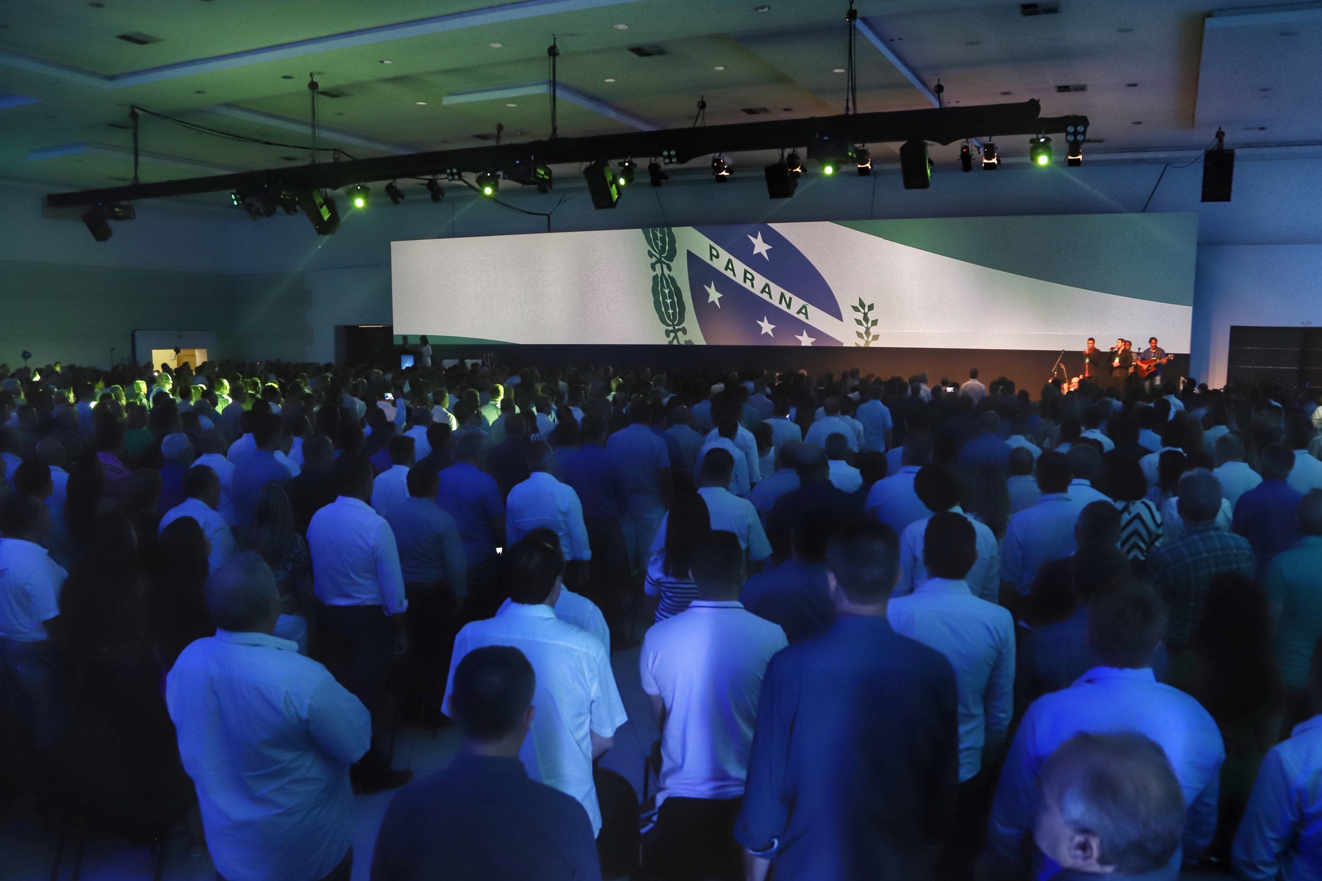O governador Carlos Massa Ratinho Junior disse nesta quinta-feira (31), na abertura do encontro Governo 5.0, em Foz do Iguaçu, que o planejamento do Estado para os próximos anos será feito a muitas mãos, em parceria com os municípios, e que a inovação, o Novo Pensar e Novo Fazer, deve estar a serviço de todos os paranaenses. Ratinho Junior também assinou um pacote de investimentos de R$ 351 milhões nos municípios para os próximos anos. Foto: José Fernando Ogura/AEN