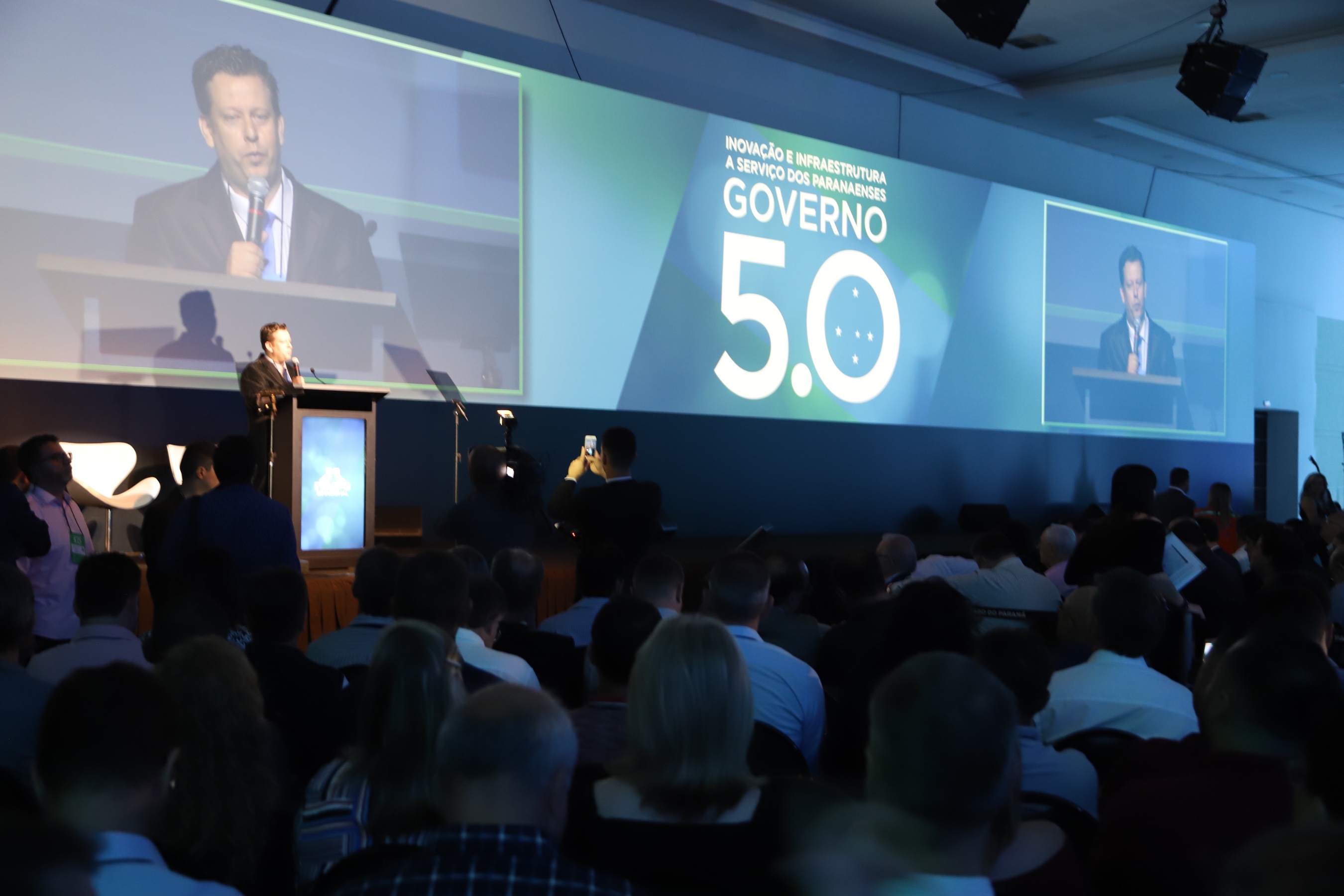 O governador Carlos Massa Ratinho Junior disse nesta quinta-feira (31), na abertura do encontro Governo 5.0, em Foz do Iguaçu, que o planejamento do Estado para os próximos anos será feito a muitas mãos, em parceria com os municípios, e que a inovação, o Novo Pensar e Novo Fazer, deve estar a serviço de todos os paranaenses. Ratinho Junior também assinou um pacote de investimentos de R$ 351 milhões nos municípios para os próximos anos. Foto: José Fernando Ogura/AEN
