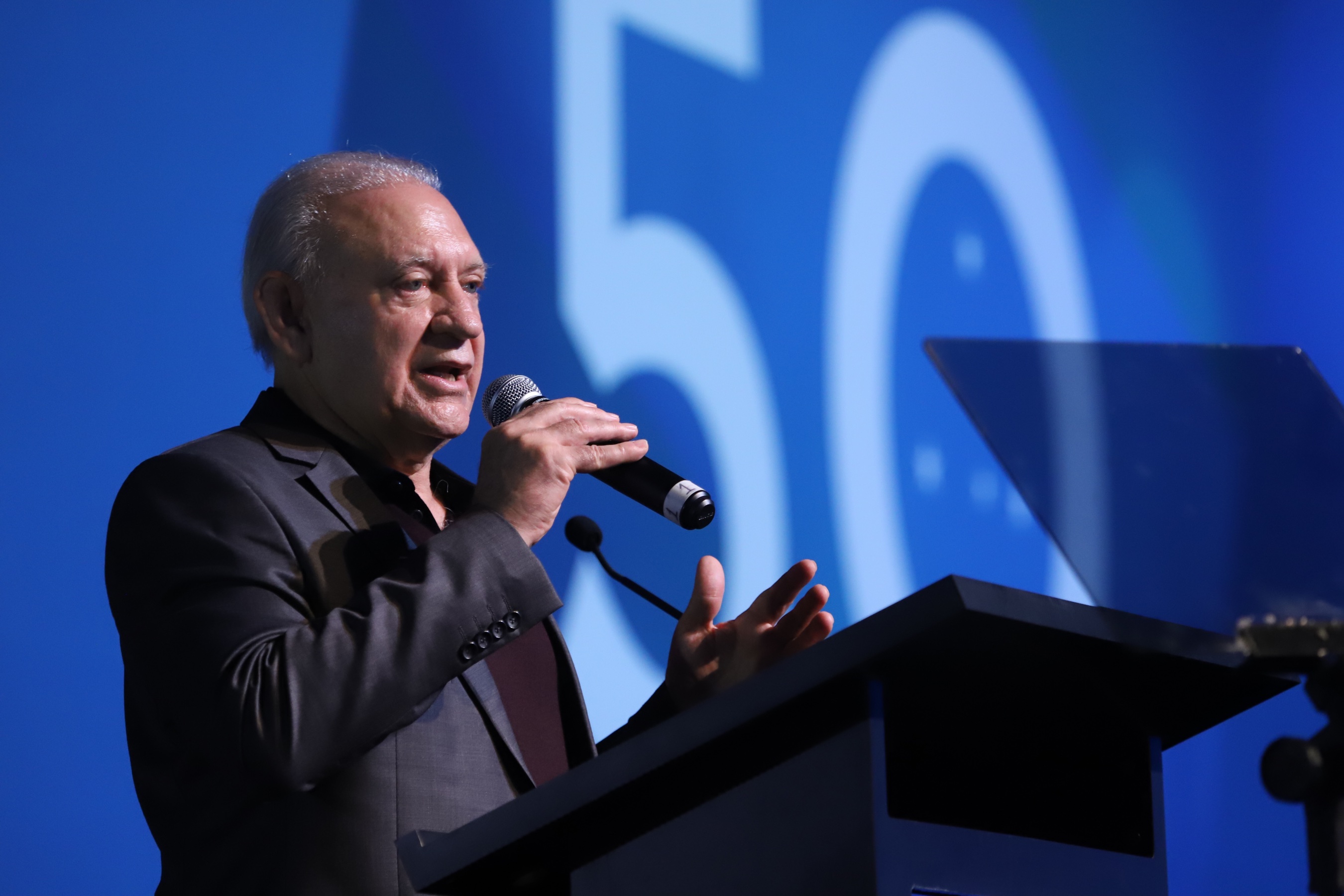 O governador Carlos Massa Ratinho Junior disse nesta quinta-feira (31), na abertura do encontro Governo 5.0, em Foz do Iguaçu, que o planejamento do Estado para os próximos anos será feito a muitas mãos, em parceria com os municípios, e que a inovação, o Novo Pensar e Novo Fazer, deve estar a serviço de todos os paranaenses. Ratinho Junior também assinou um pacote de investimentos de R$ 351 milhões nos municípios para os próximos anos. Foto: José Fernando Ogura/AEN