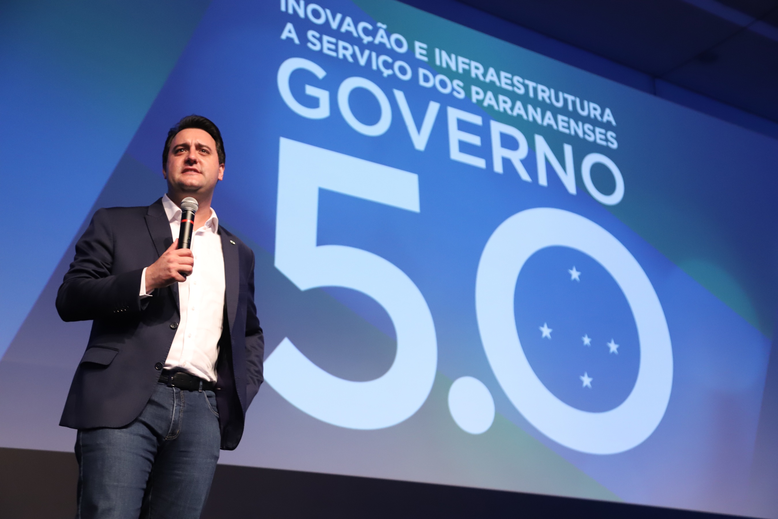 O governador Carlos Massa Ratinho Junior disse nesta quinta-feira (31), na abertura do encontro Governo 5.0, em Foz do Iguaçu, que o planejamento do Estado para os próximos anos será feito a muitas mãos, em parceria com os municípios, e que a inovação, o Novo Pensar e Novo Fazer, deve estar a serviço de todos os paranaenses. Ratinho Junior também assinou um pacote de investimentos de R$ 351 milhões nos municípios para os próximos anos. Foto: José Fernando Ogura/AEN